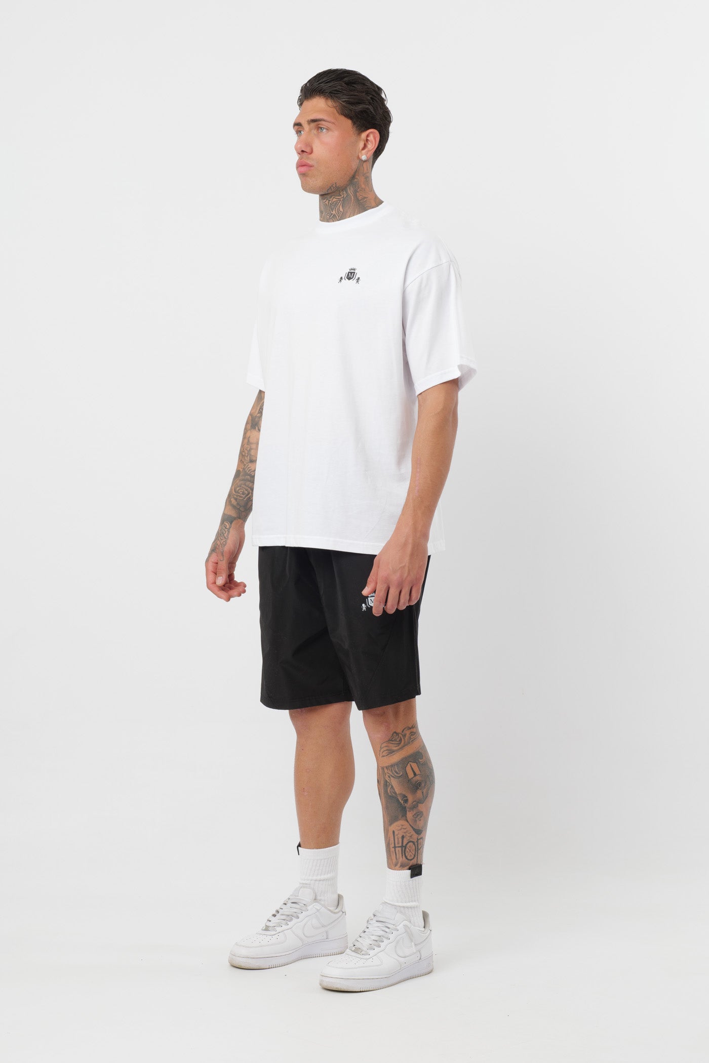 Weißes T-Shirt mit schwarzem Logo