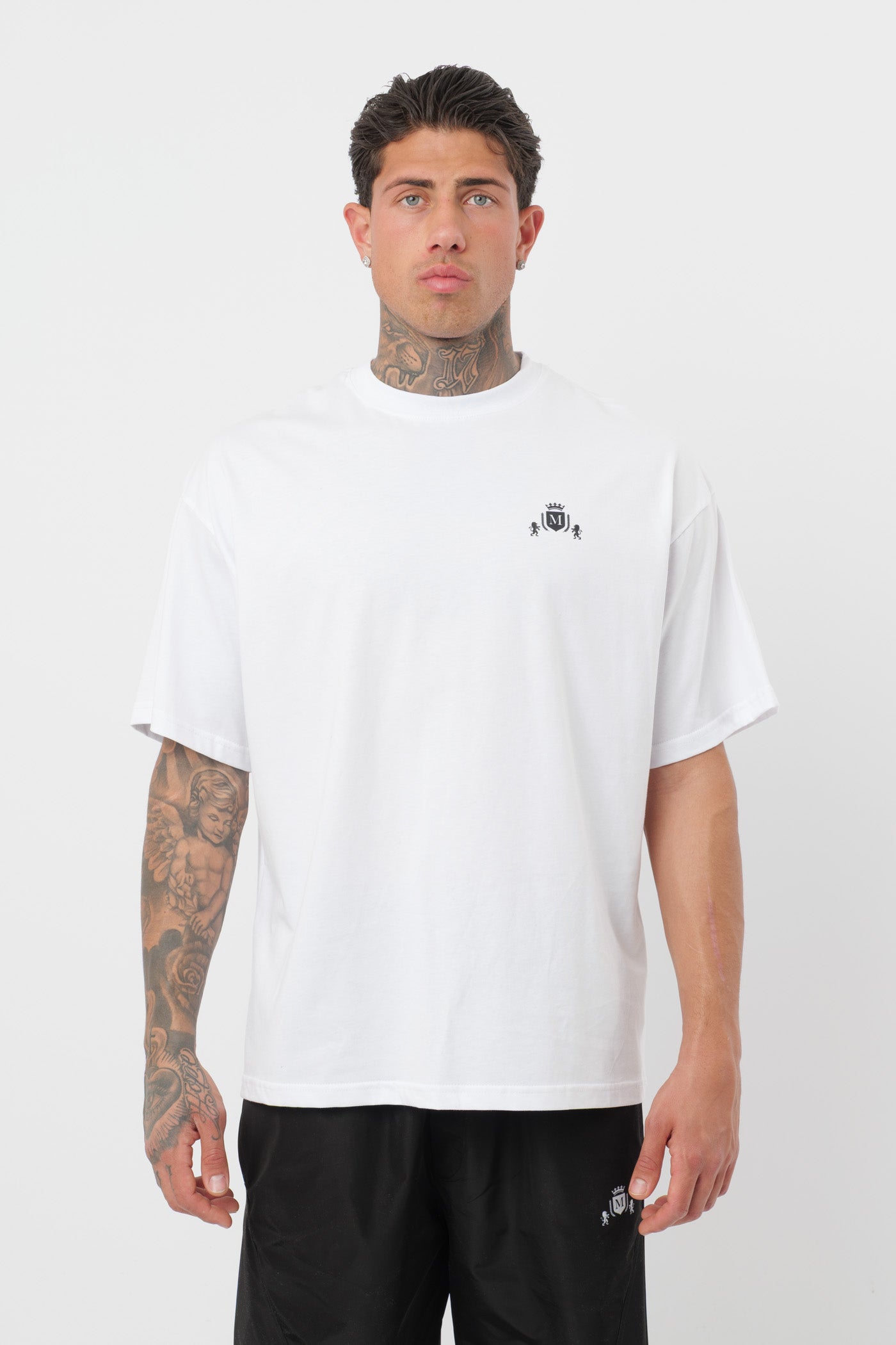 Weißes T-Shirt mit schwarzem Logo