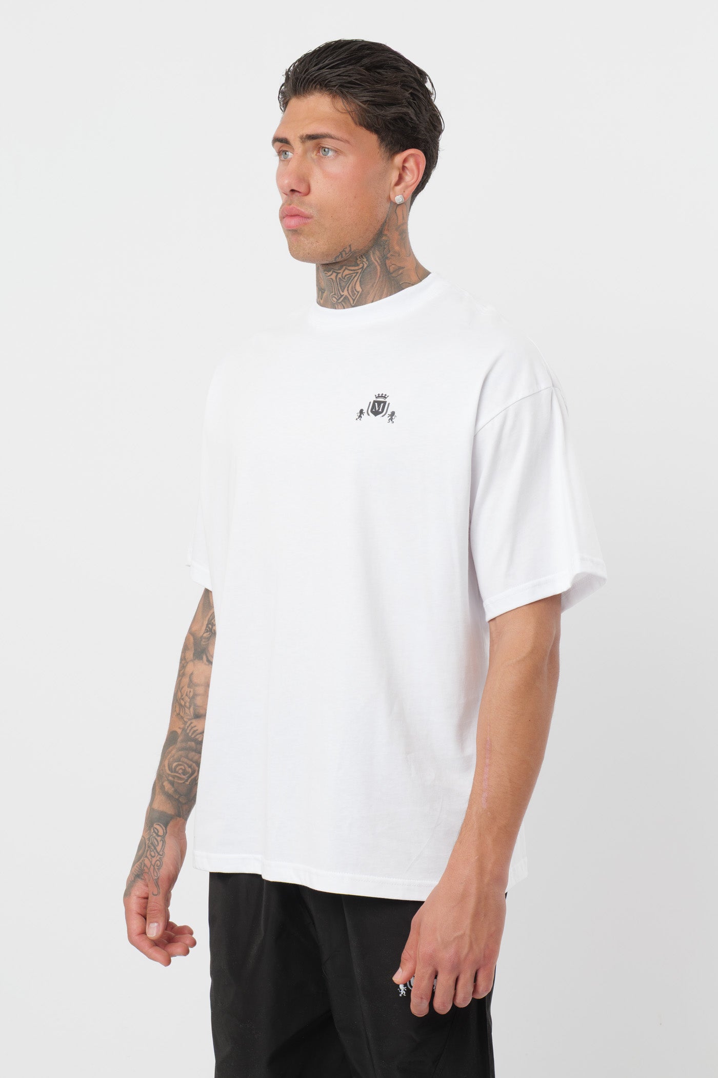Weißes T-Shirt mit schwarzem Logo