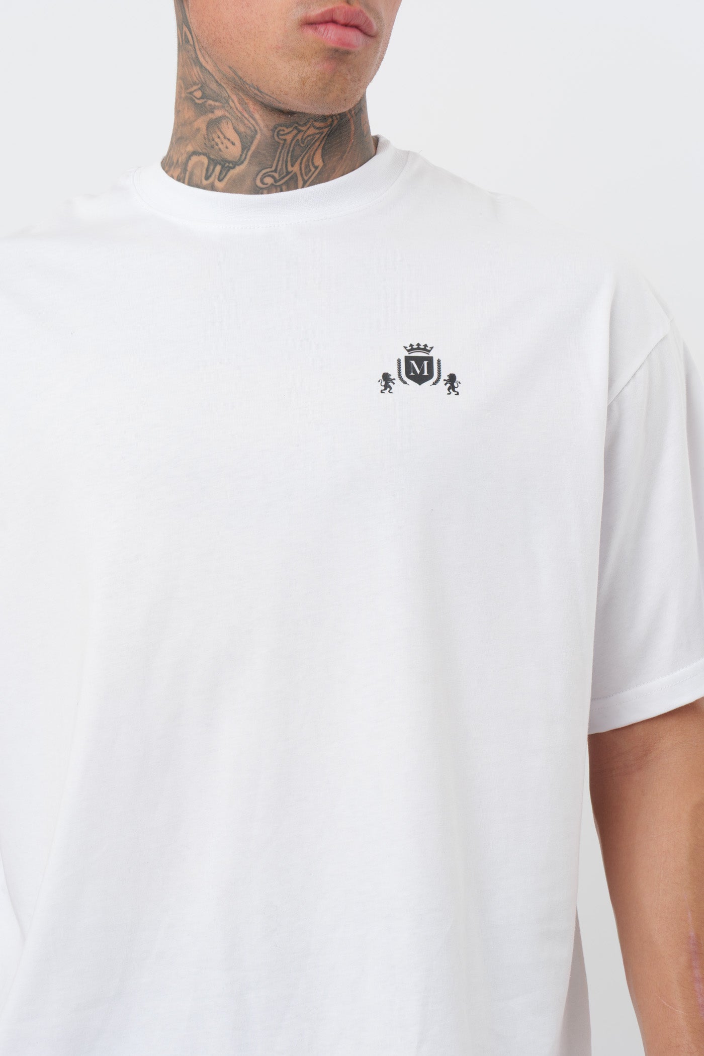 Weißes T-Shirt mit schwarzem Logo