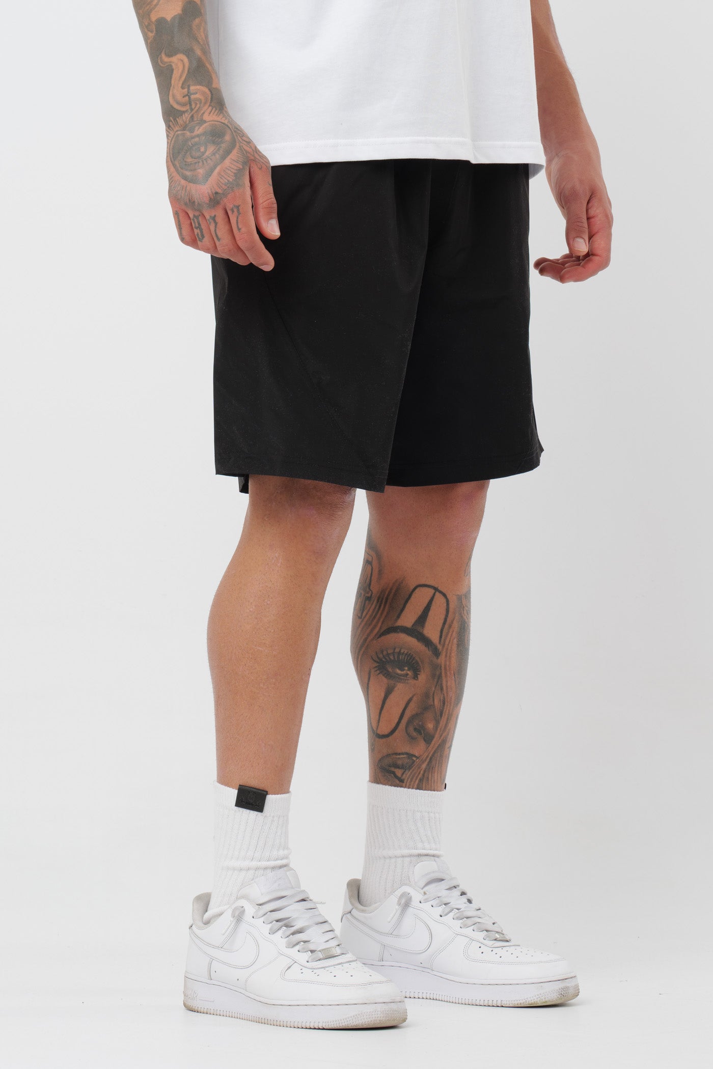 Schwarzes T-Shirt mit schwarzem Logo