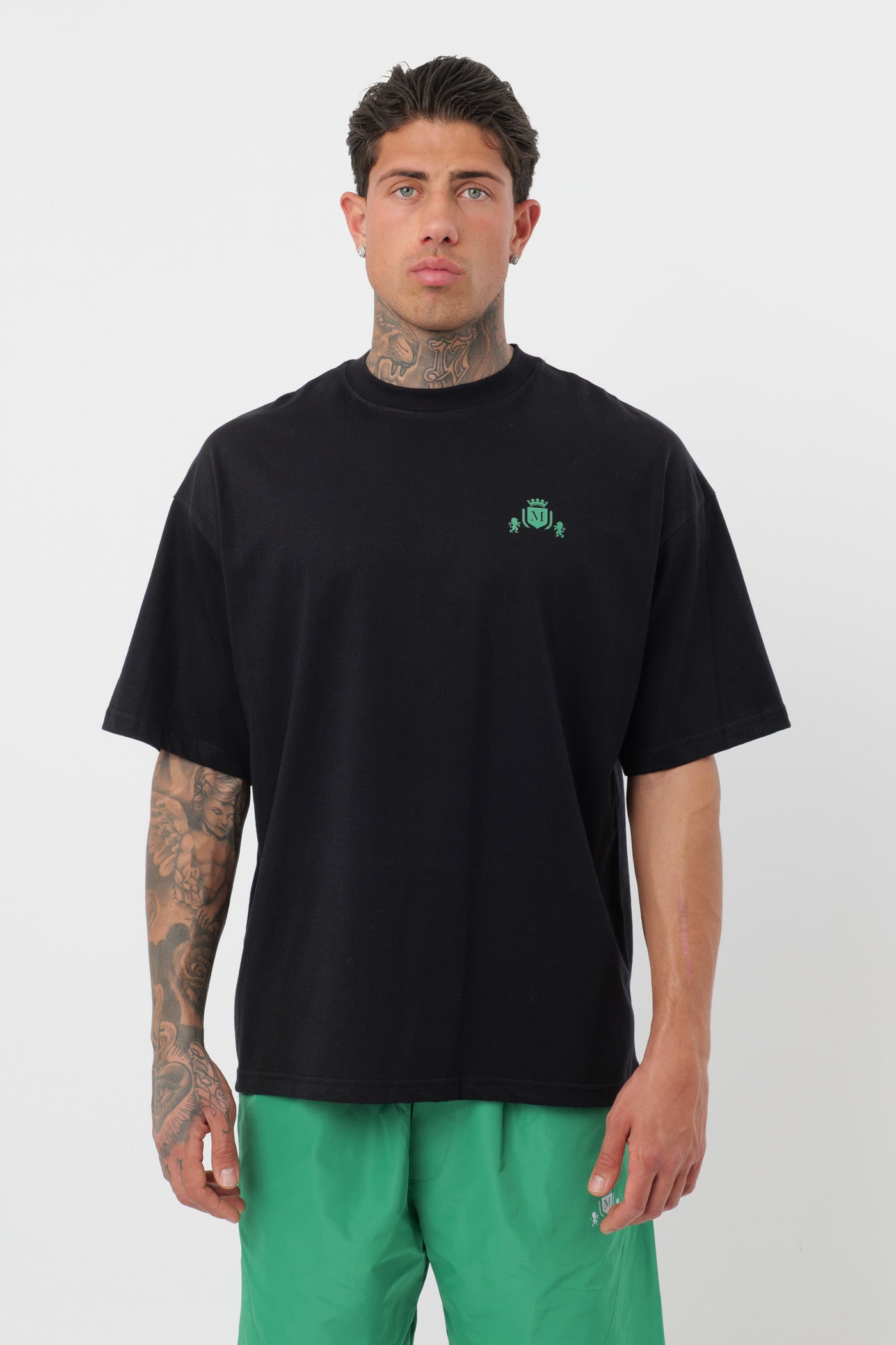 Schwarzes T-Shirt mit schwarzem Logo
