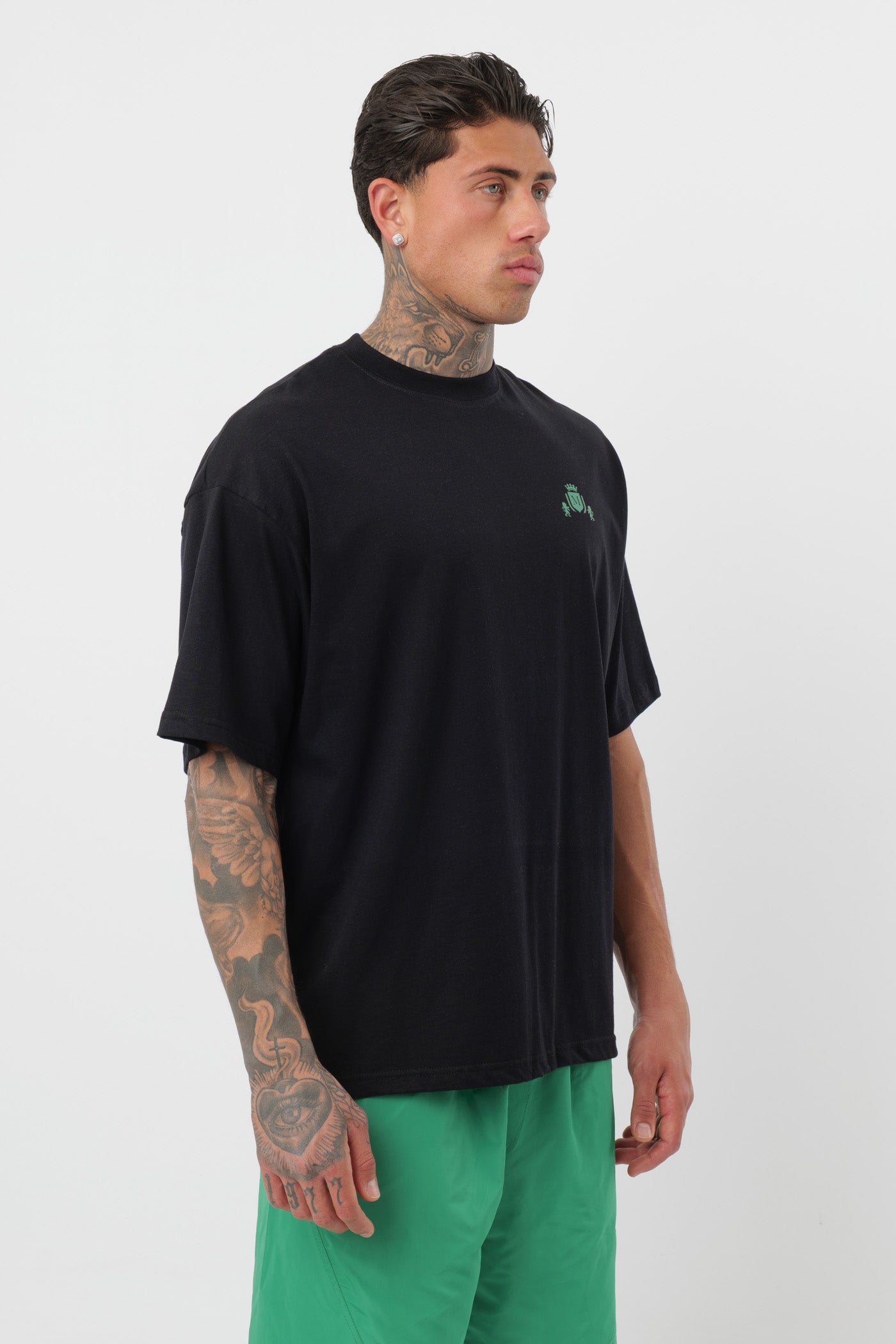 Schwarzes T-Shirt mit schwarzem Logo