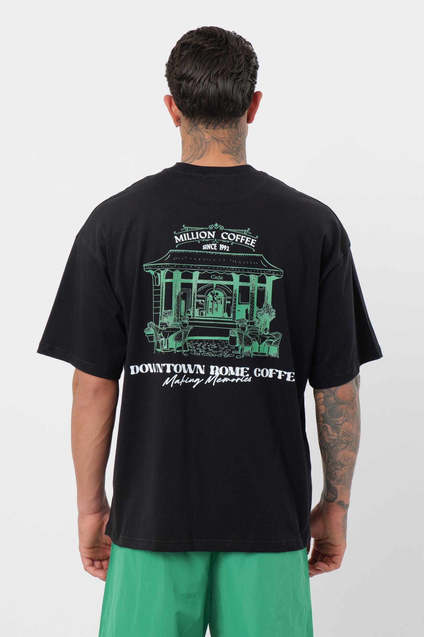 Schwarzes T-Shirt mit schwarzem Logo