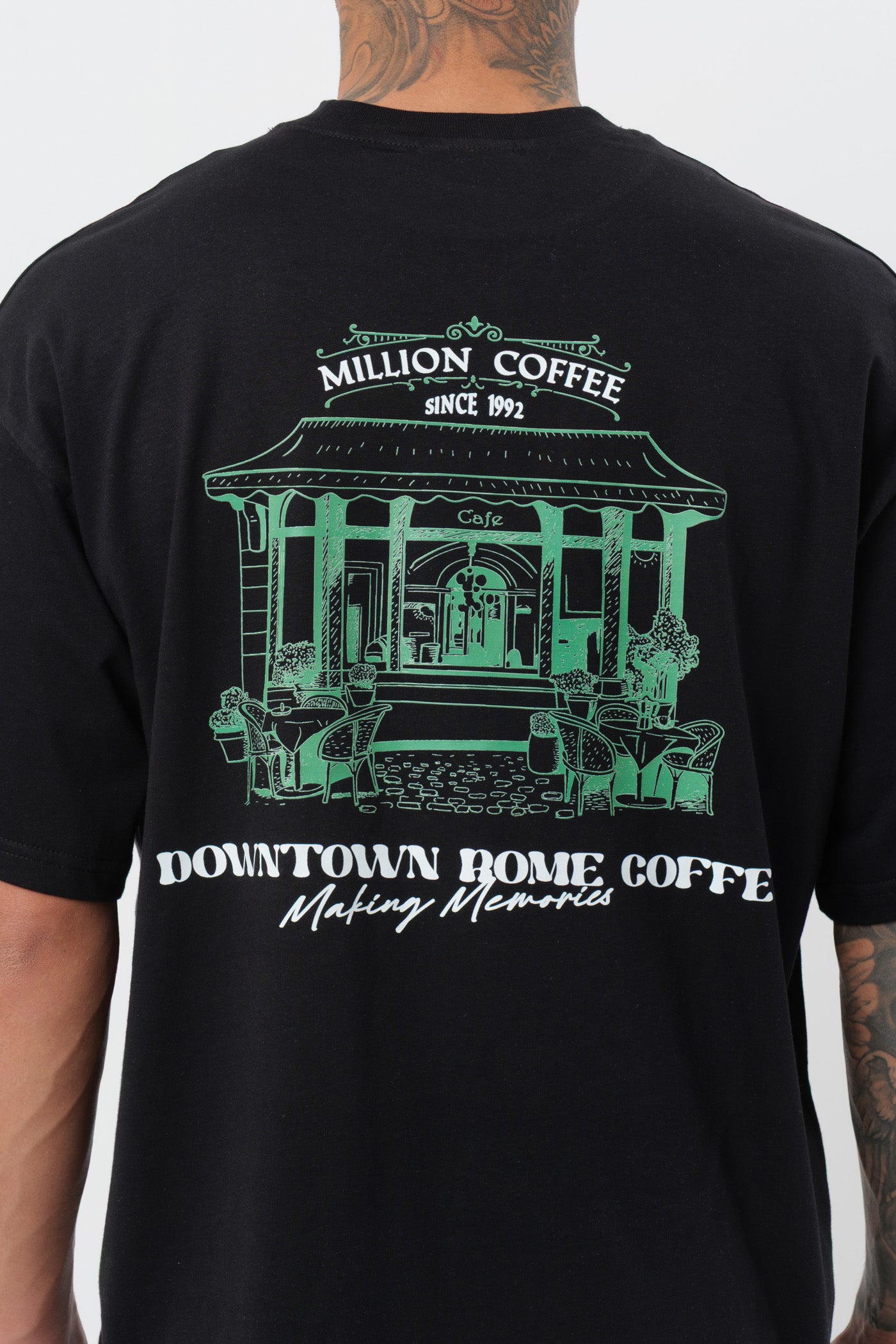Schwarzes T-Shirt mit schwarzem Logo