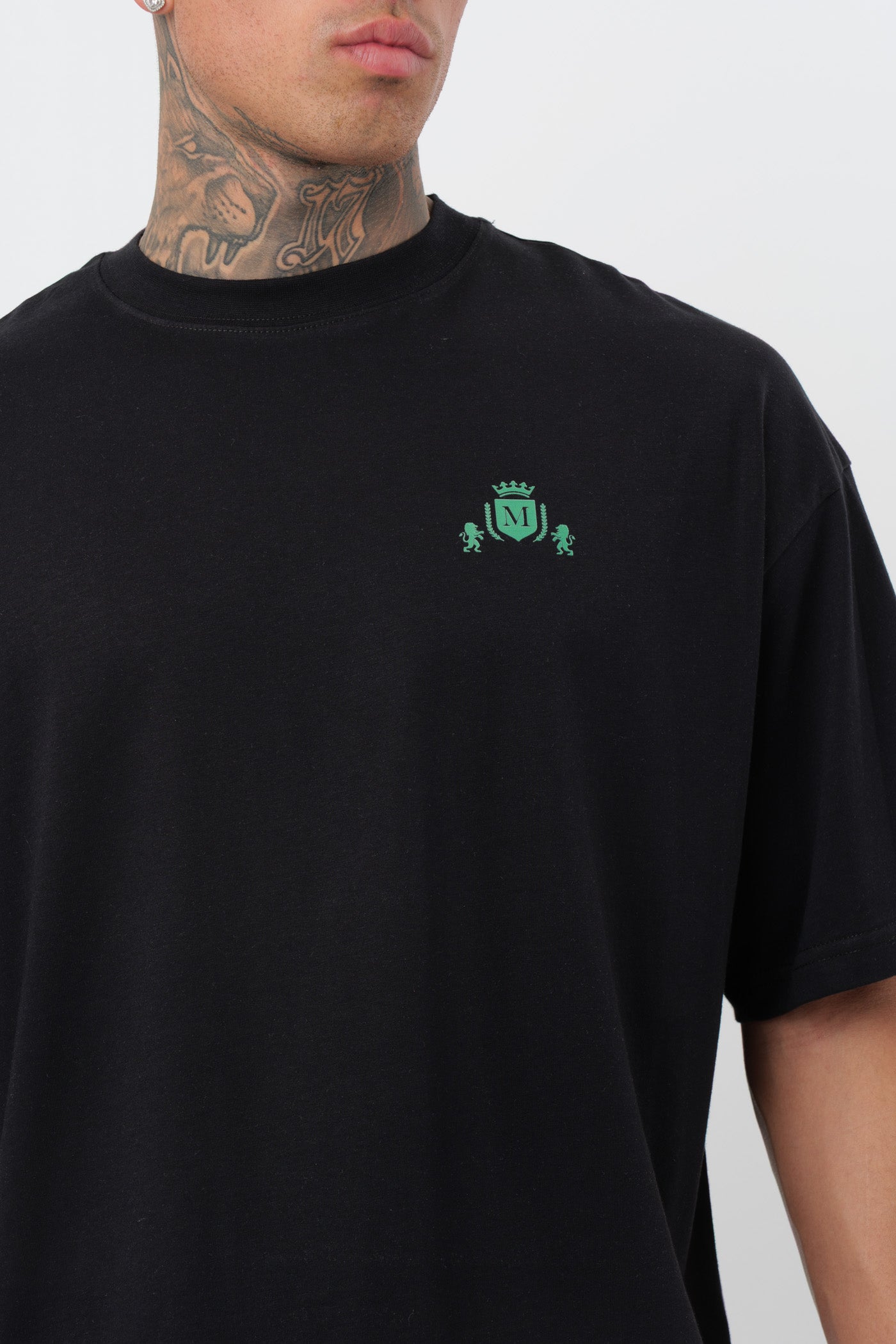 Schwarzes T-Shirt mit schwarzem Logo