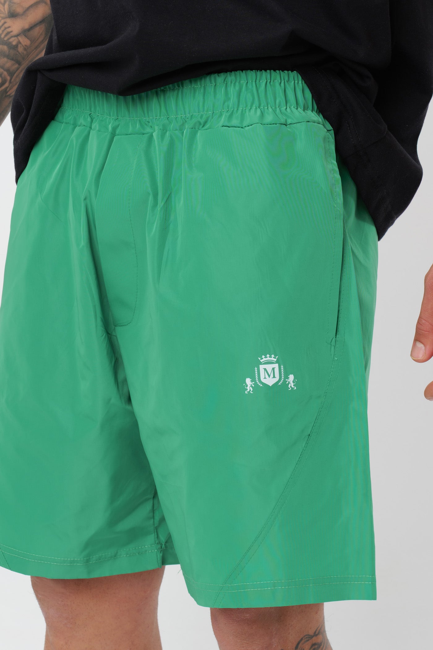 Schwarzes T-Shirt mit schwarzem Logo