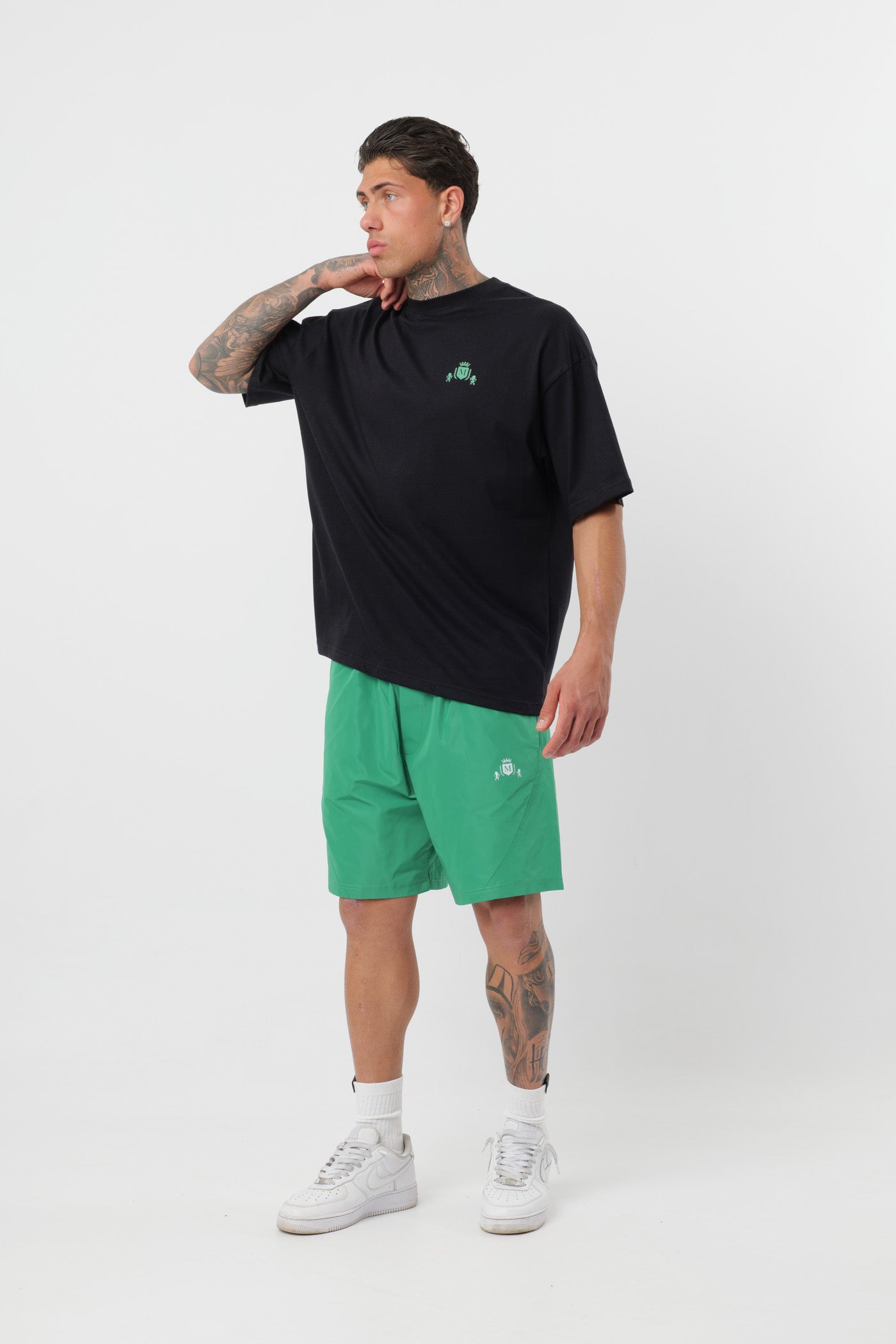 Schwarzes T-Shirt mit schwarzem Logo