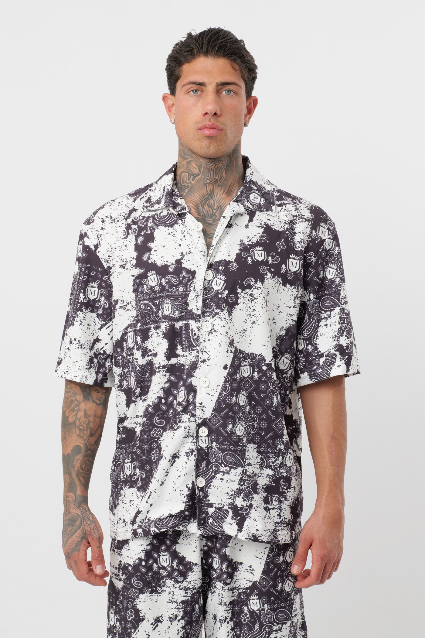 Schwarzes T-Shirt mit schwarzem Logo