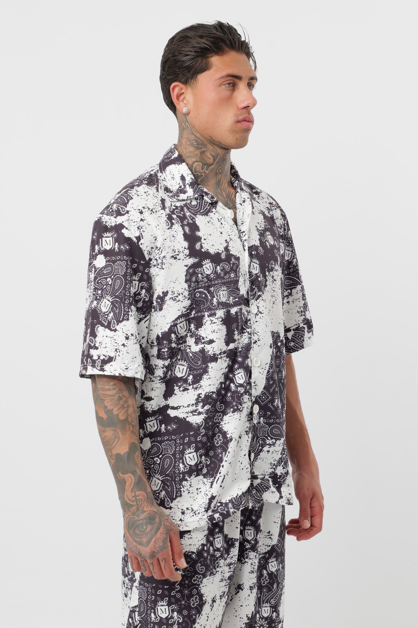 Schwarzes T-Shirt mit schwarzem Logo