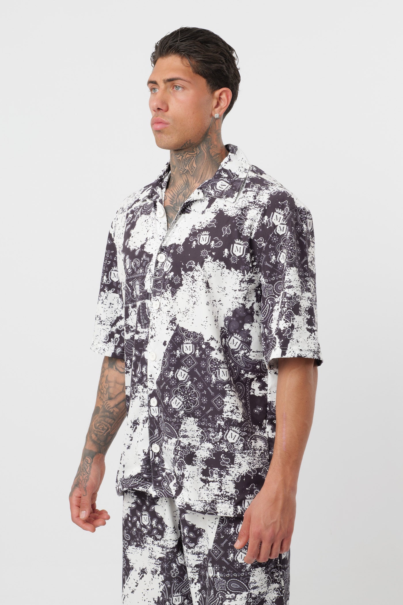 Schwarzes T-Shirt mit schwarzem Logo