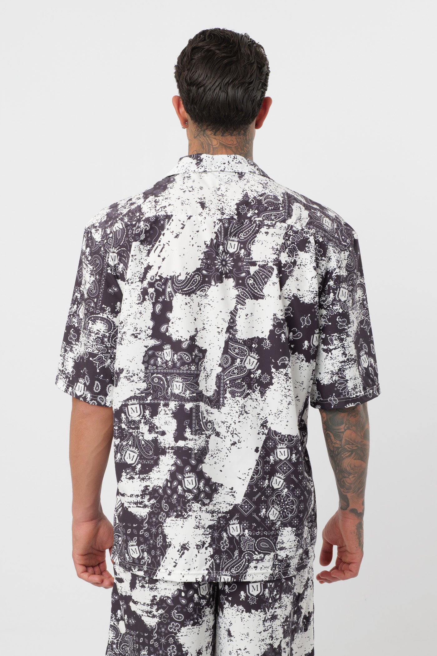 Schwarzes T-Shirt mit schwarzem Logo