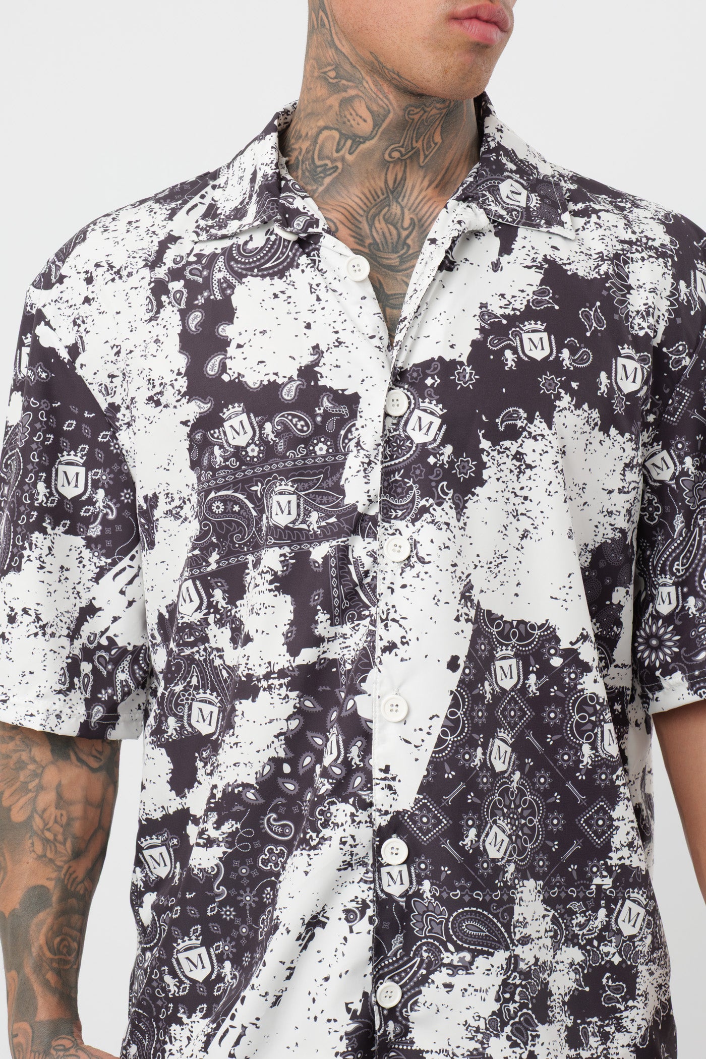 Schwarzes T-Shirt mit schwarzem Logo