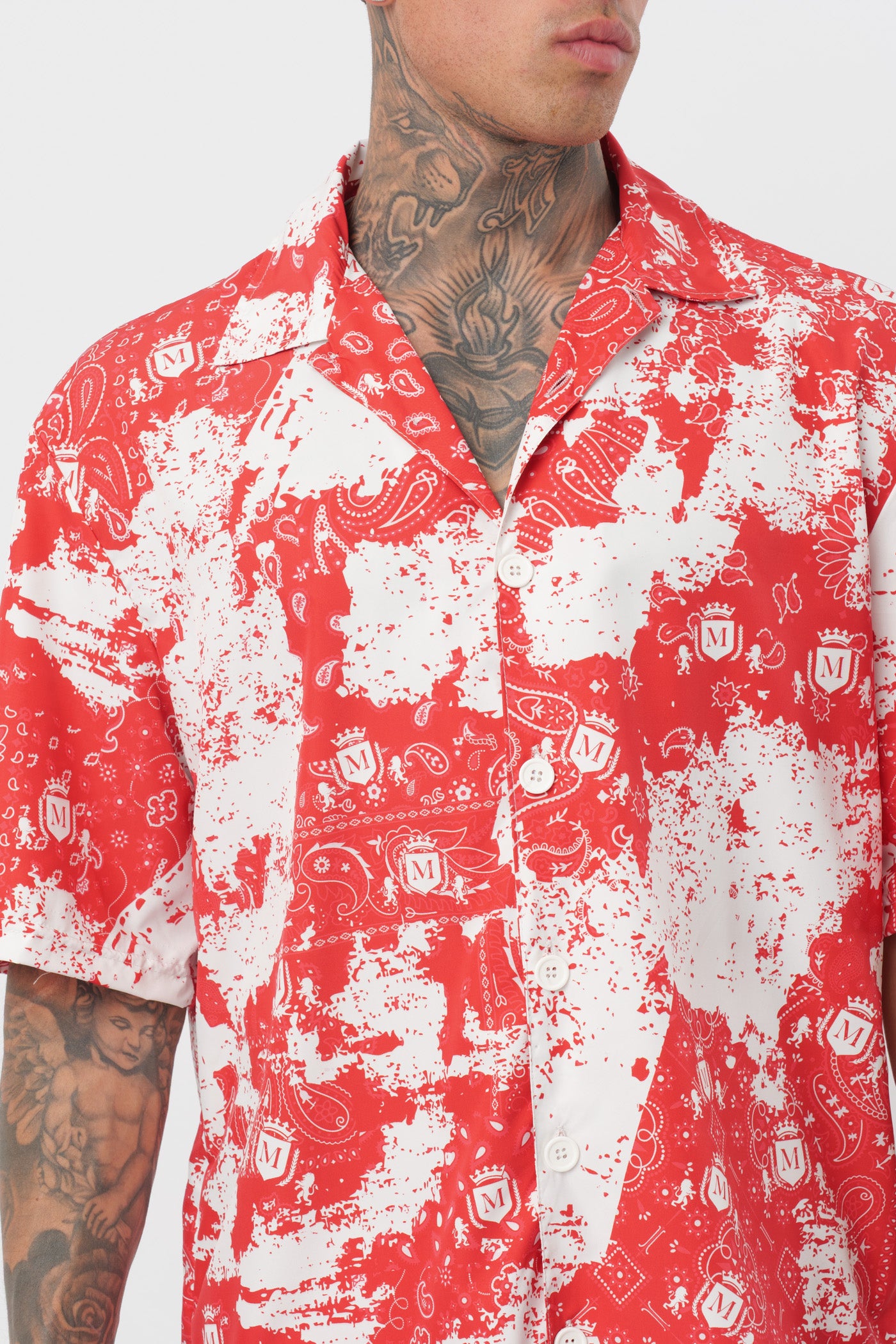 Schwarzes T-Shirt mit schwarzem Logo