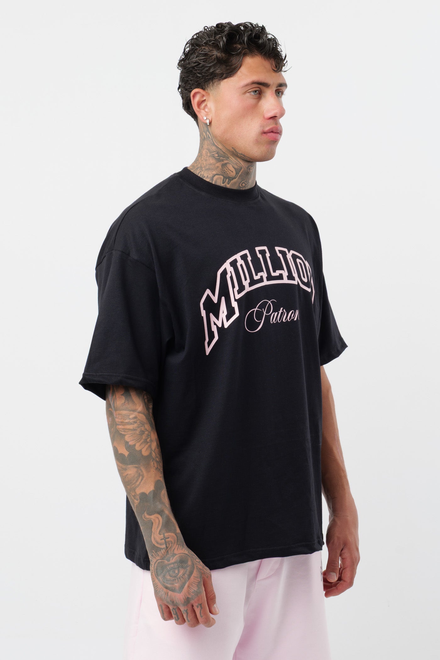 Weißes T-Shirt mit schwarzem Logo