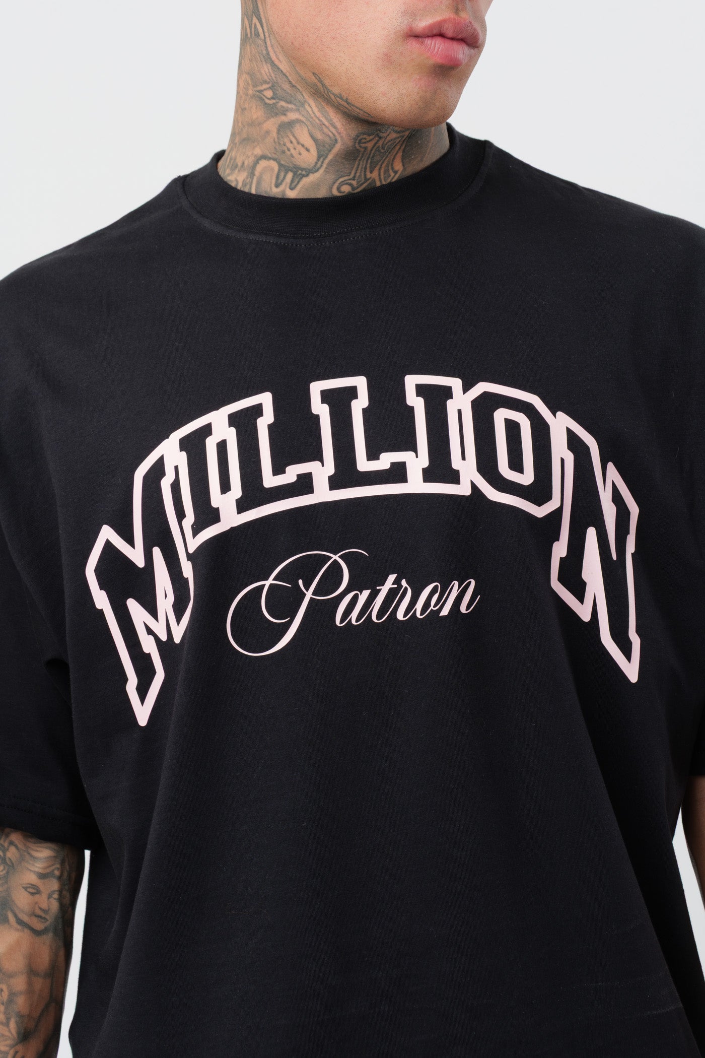 Weißes T-Shirt mit schwarzem Logo