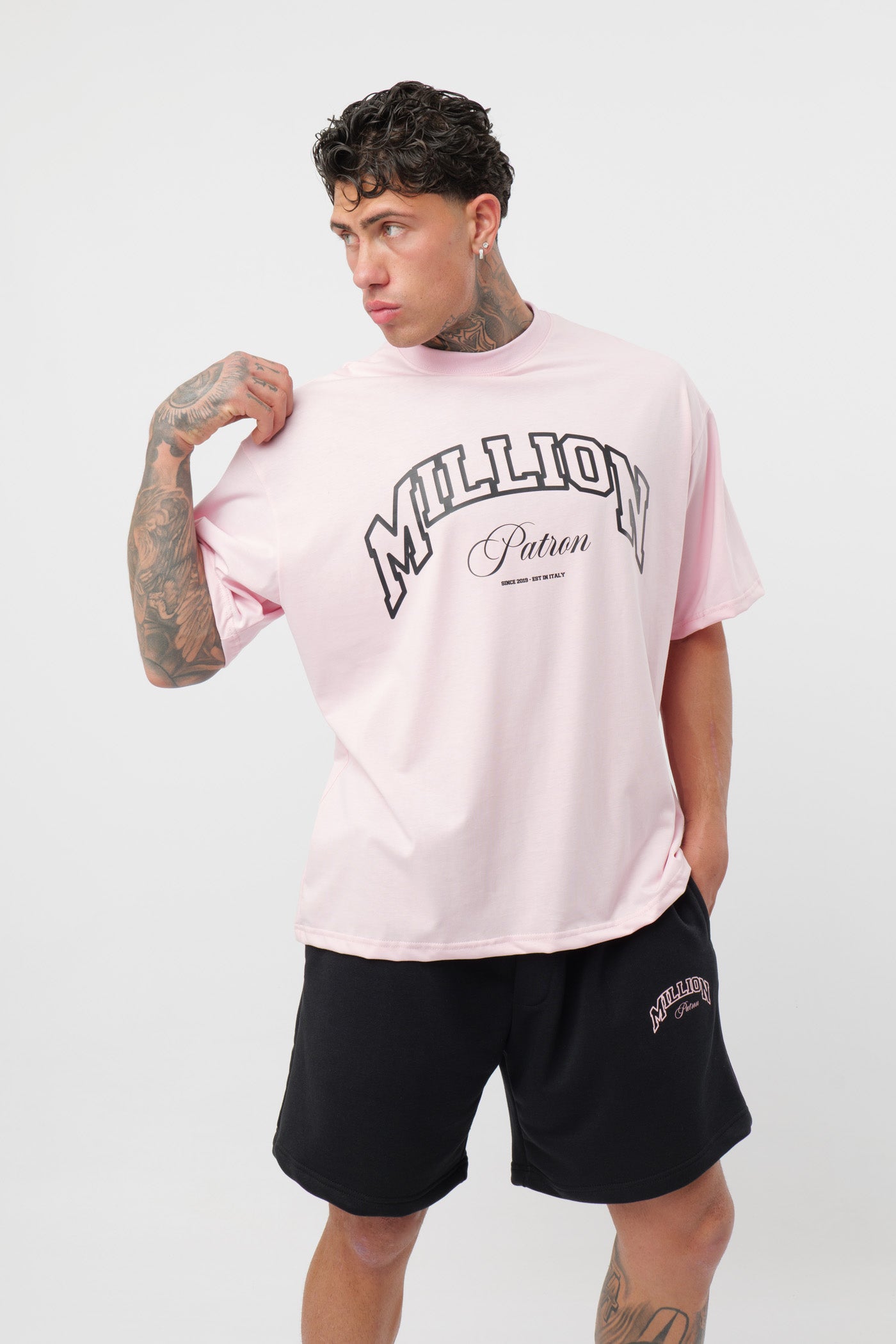 Schwarzes T-Shirt mit schwarzem Logo