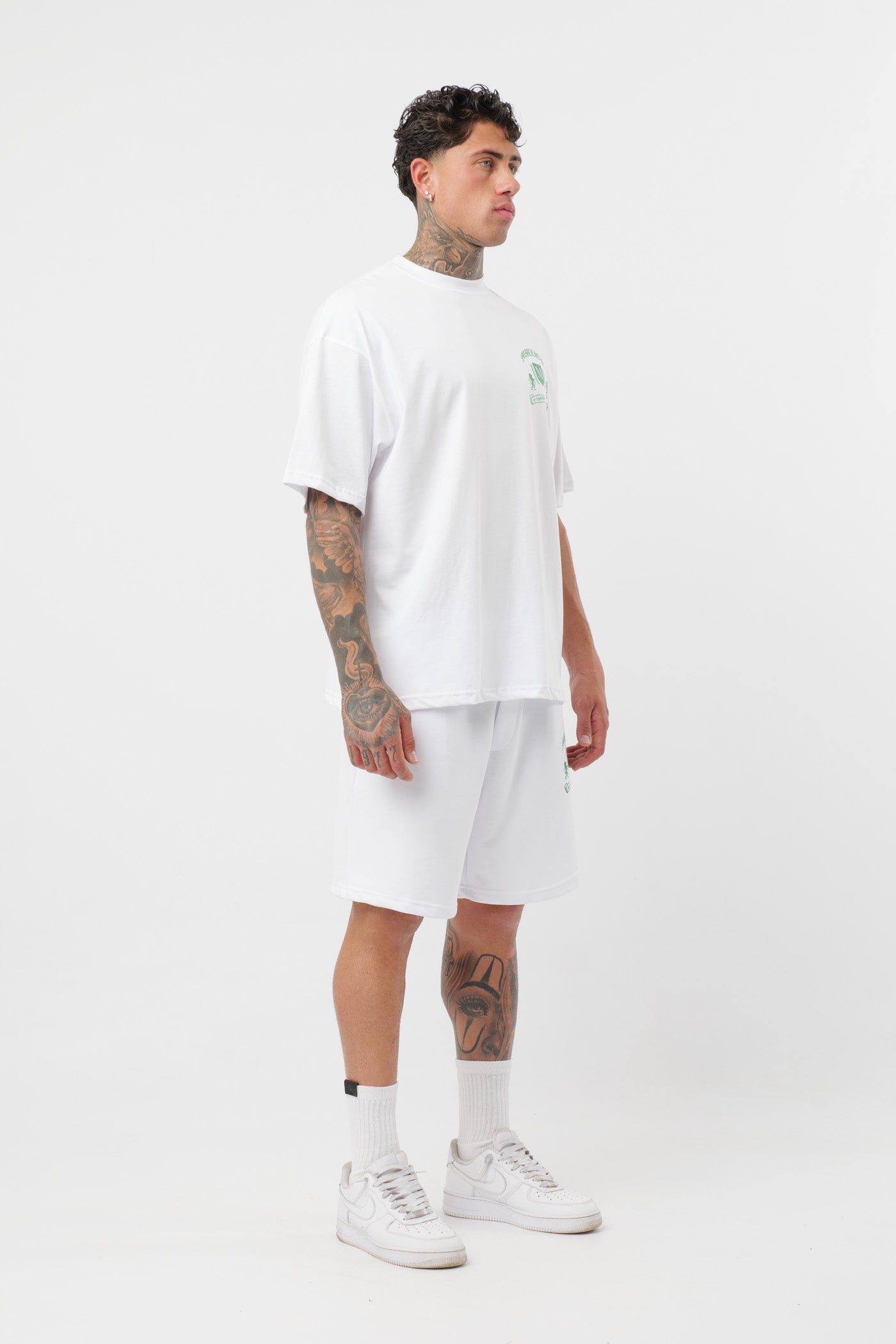 Weißes T-Shirt mit schwarzem Logo
