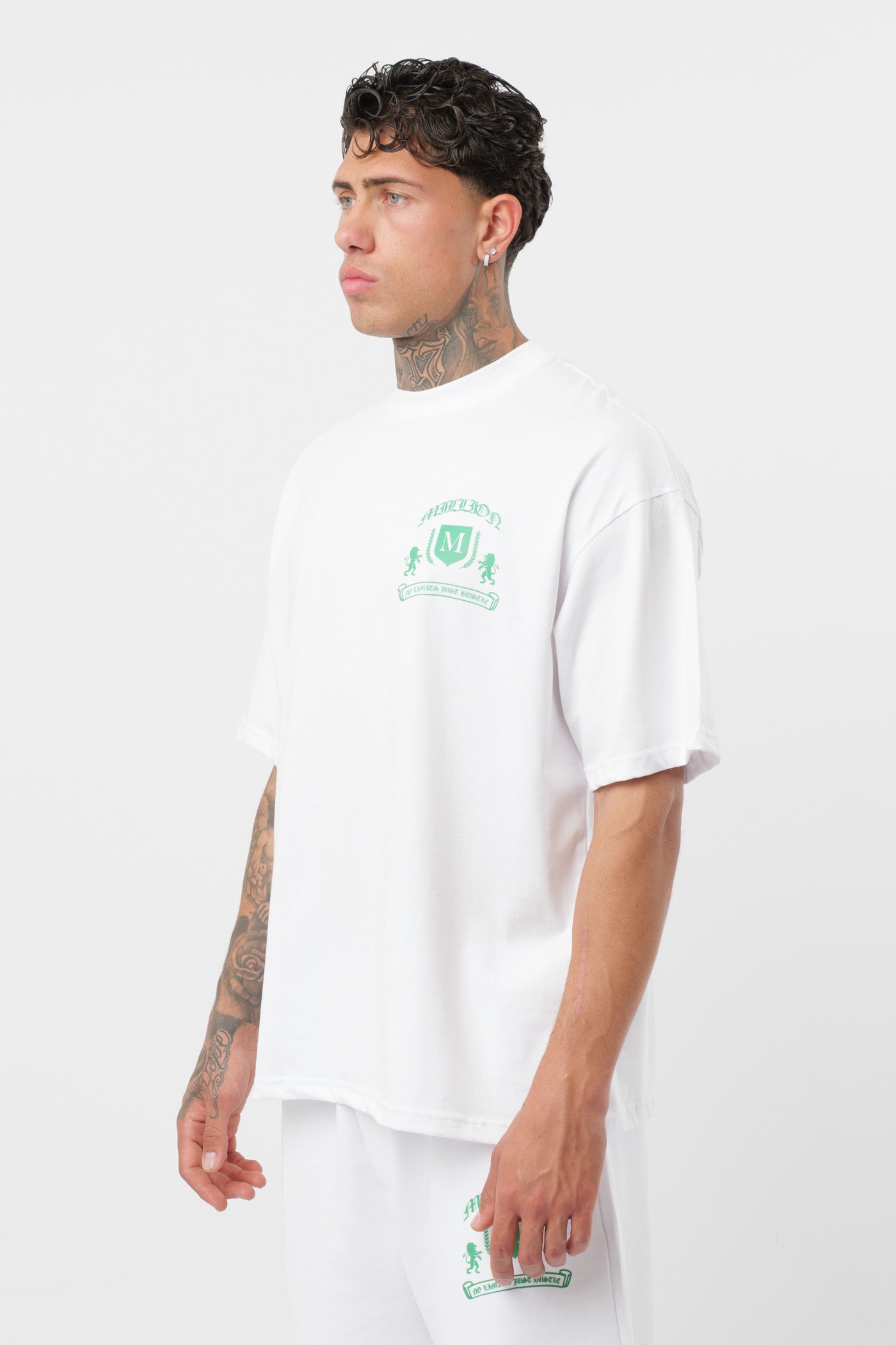 Weißes T-Shirt mit schwarzem Logo