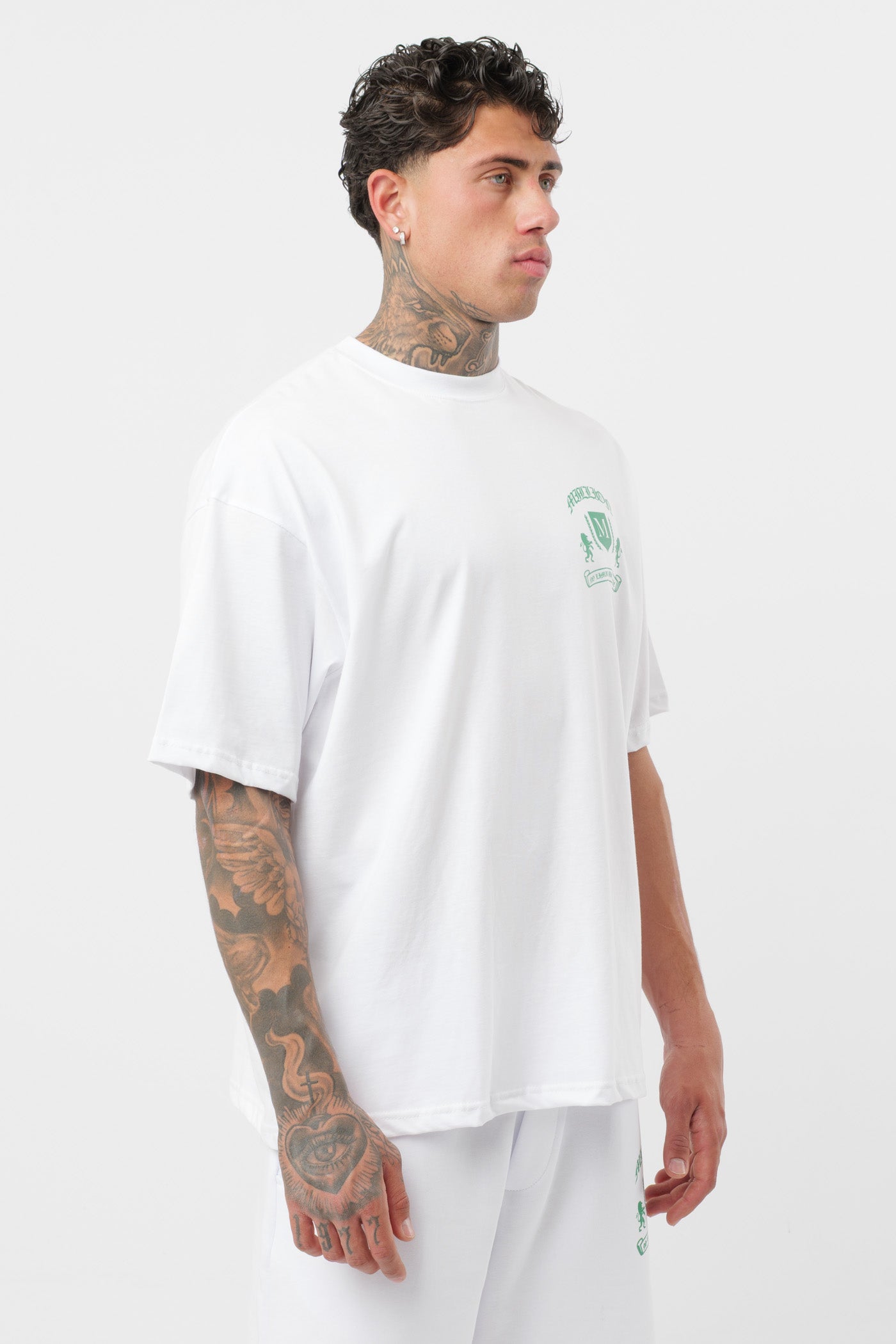 Weißes T-Shirt mit schwarzem Logo