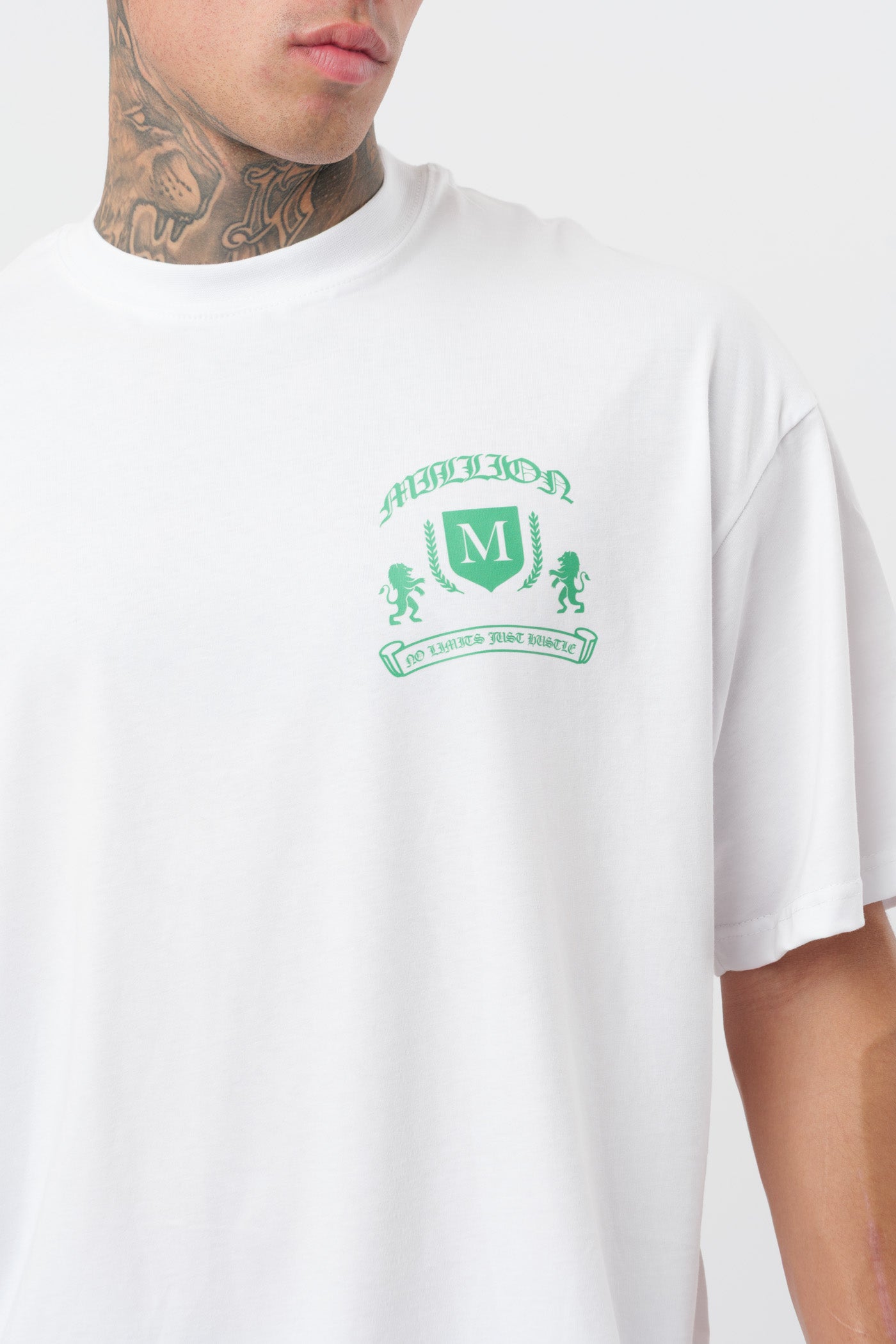 Weißes T-Shirt mit schwarzem Logo