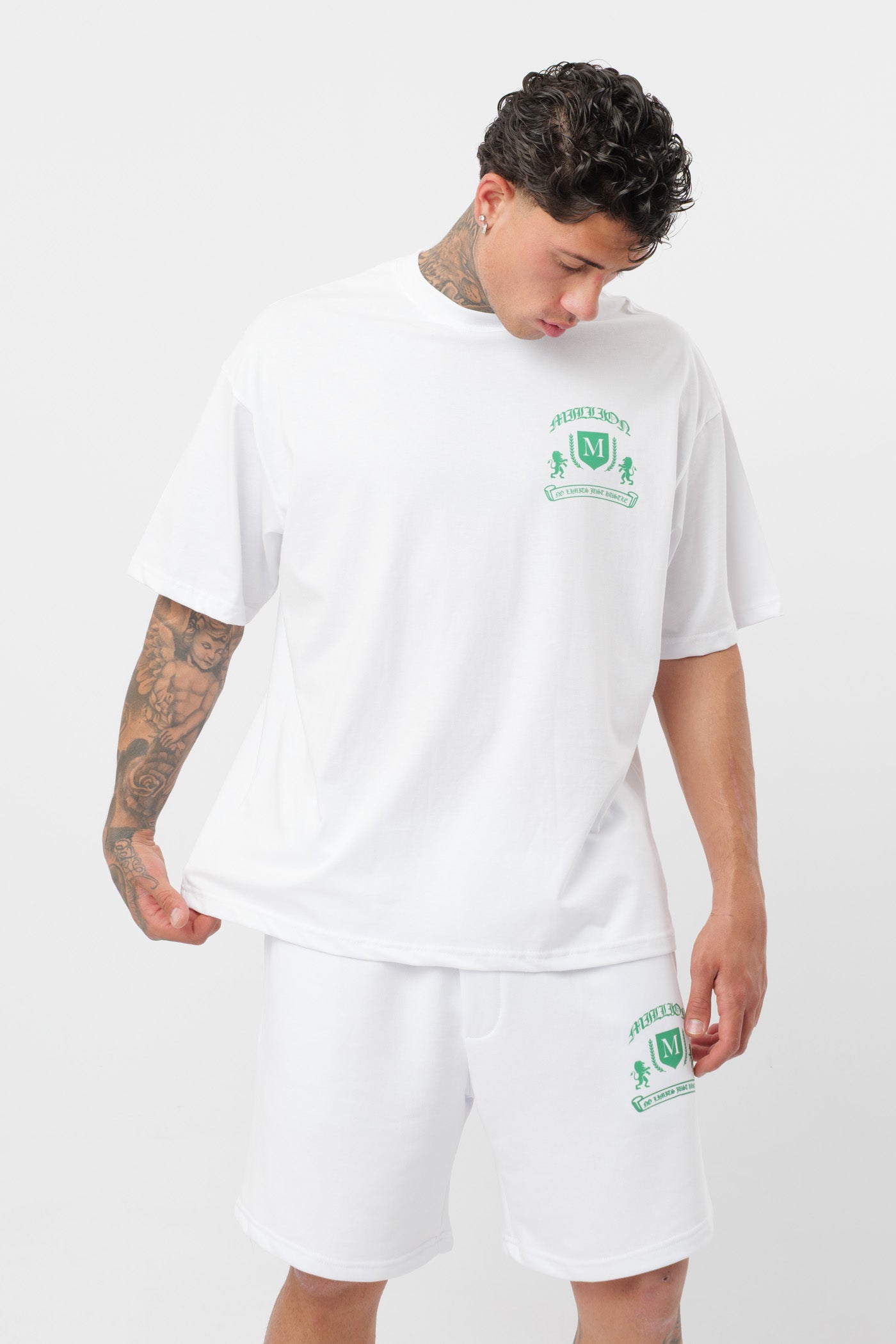 Weißes T-Shirt mit schwarzem Logo