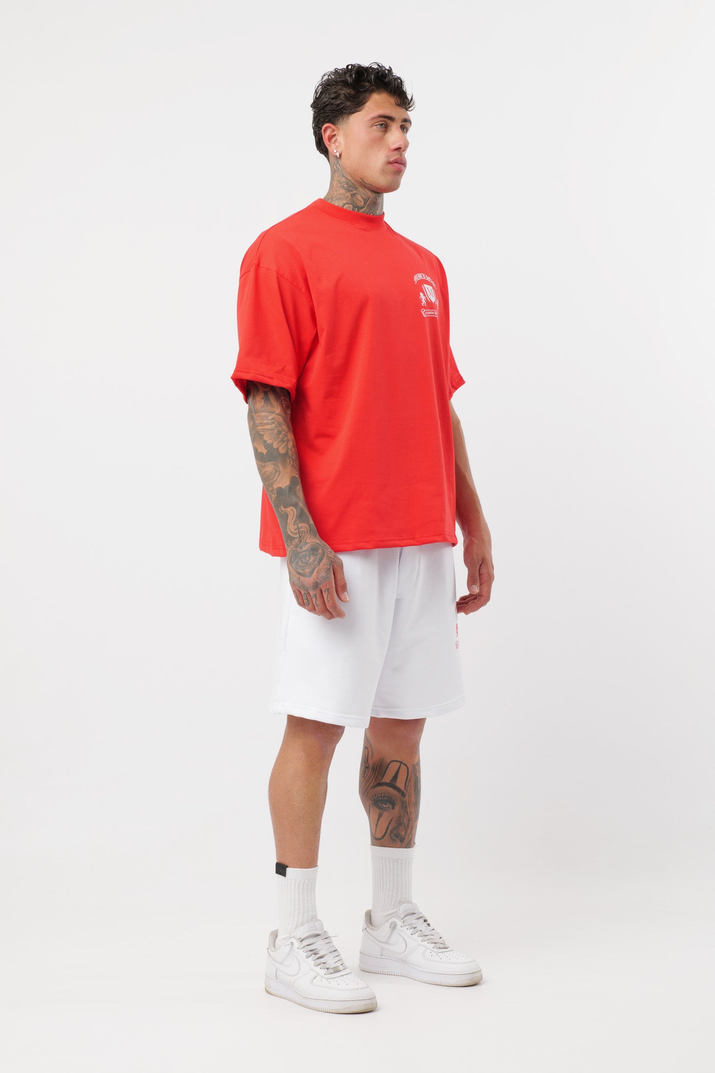 Weißes T-Shirt mit schwarzem Logo