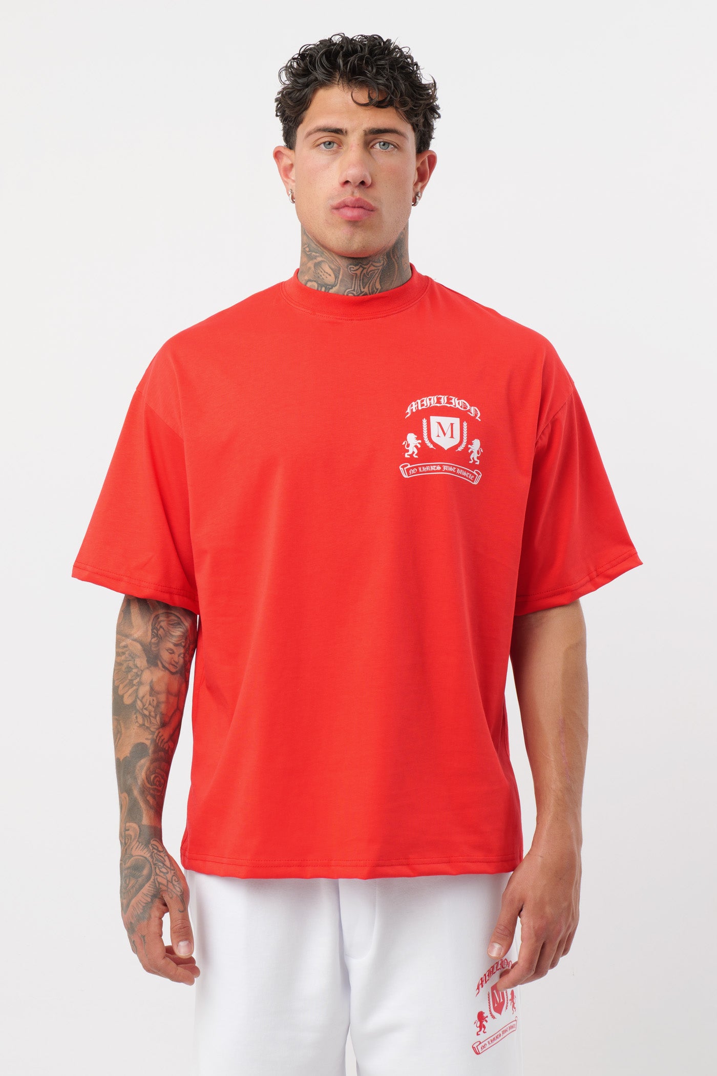 Weißes T-Shirt mit schwarzem Logo