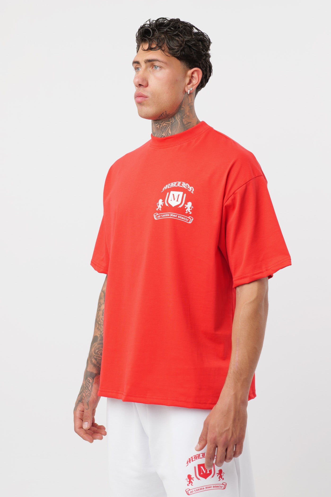 Weißes T-Shirt mit schwarzem Logo