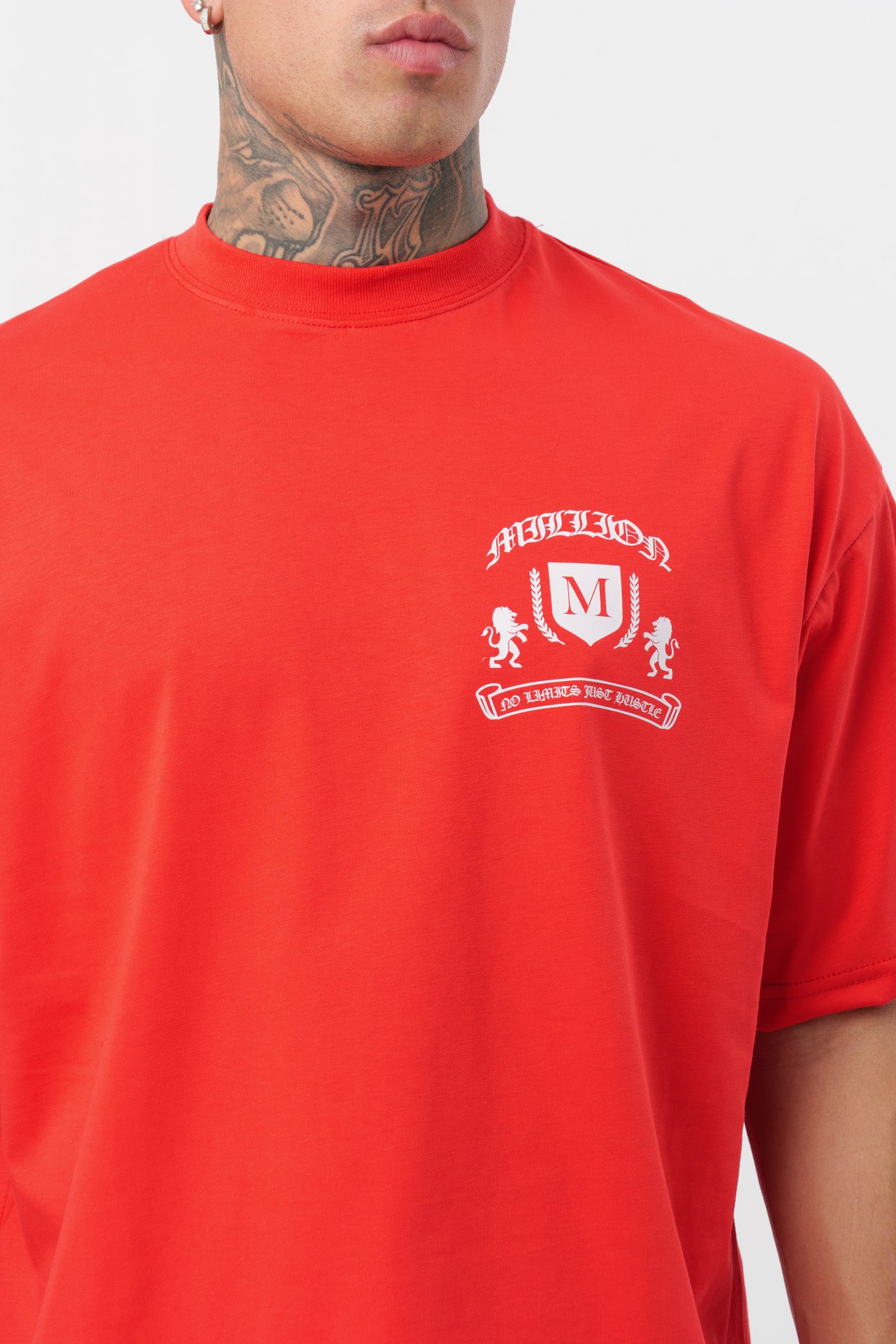 Weißes T-Shirt mit schwarzem Logo