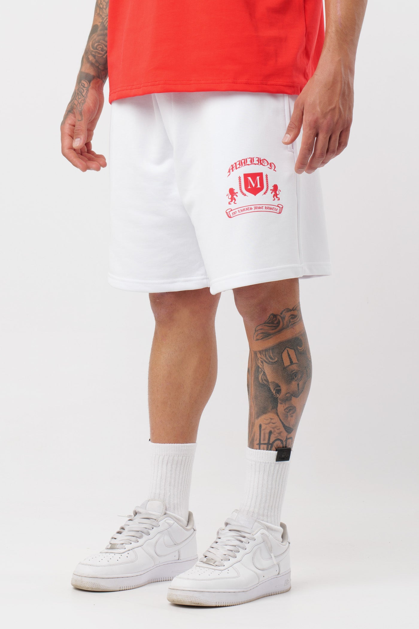 Schwarzes T-Shirt mit schwarzem Logo