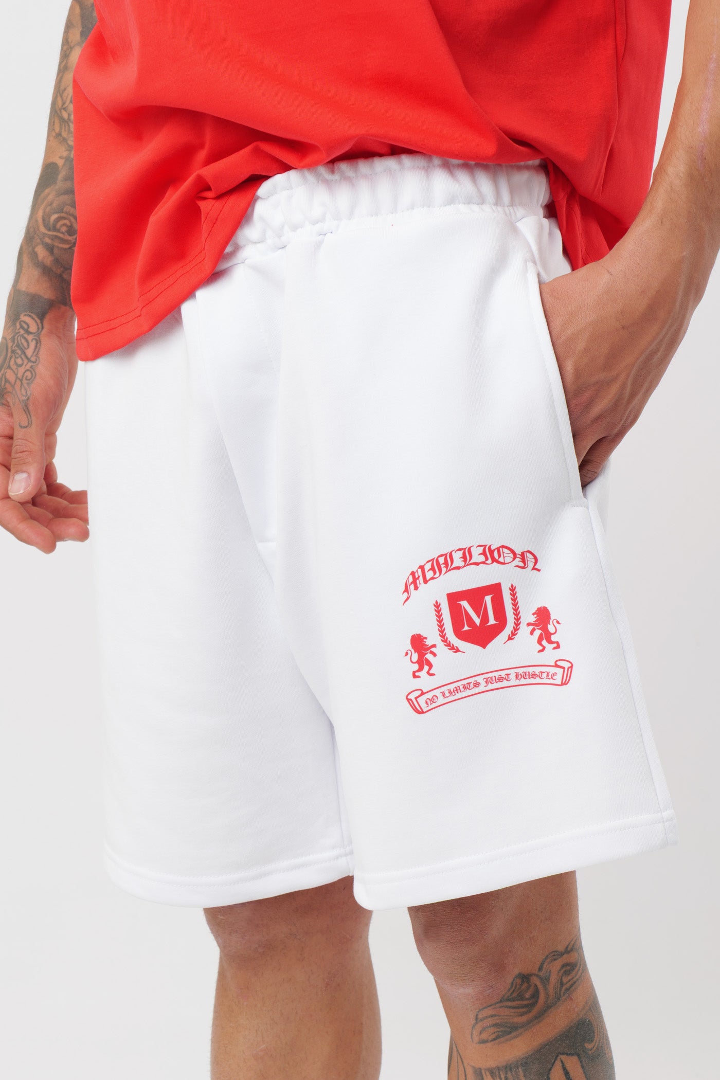 Schwarzes T-Shirt mit schwarzem Logo