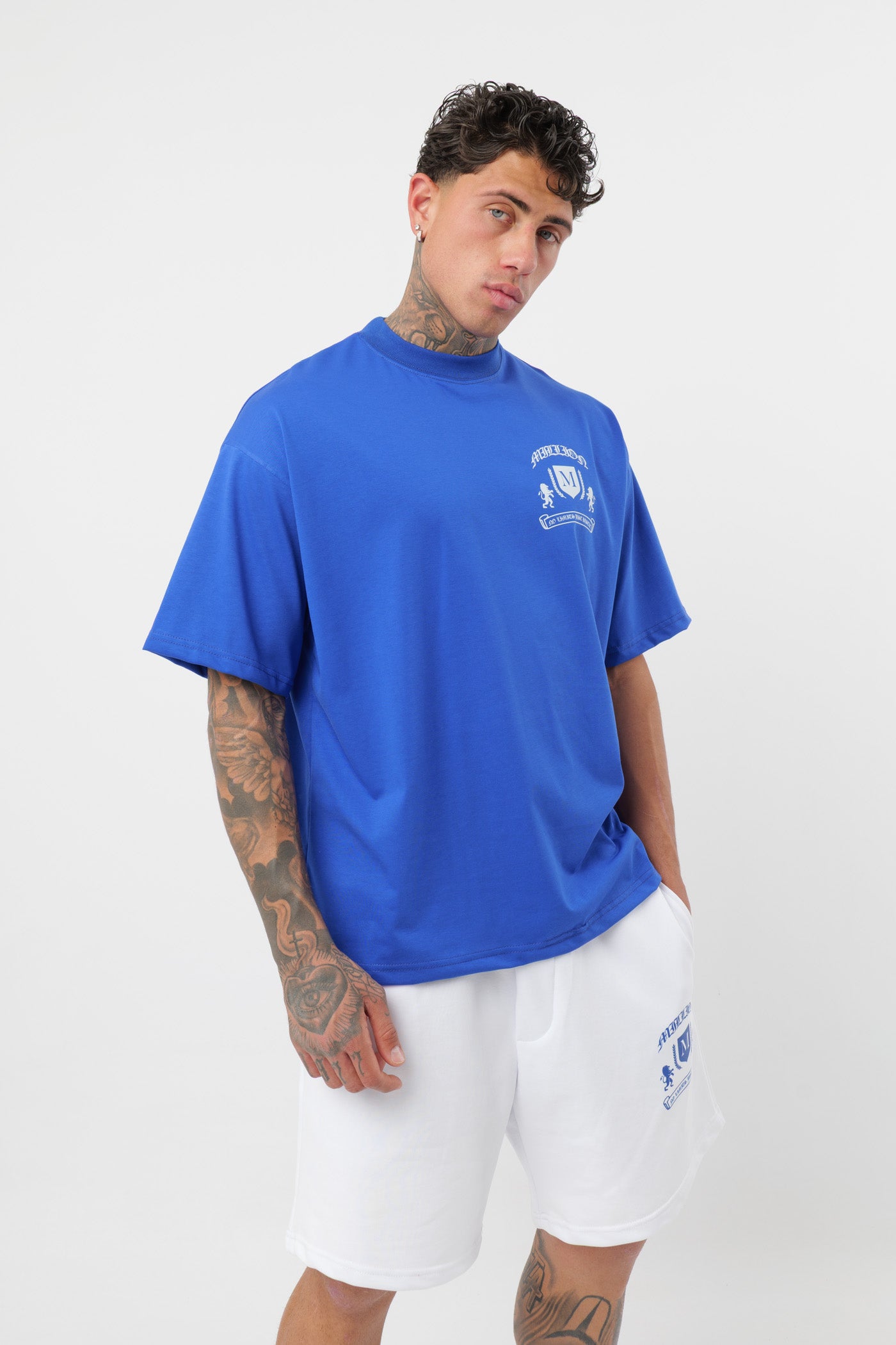 Schwarzes T-Shirt mit schwarzem Logo