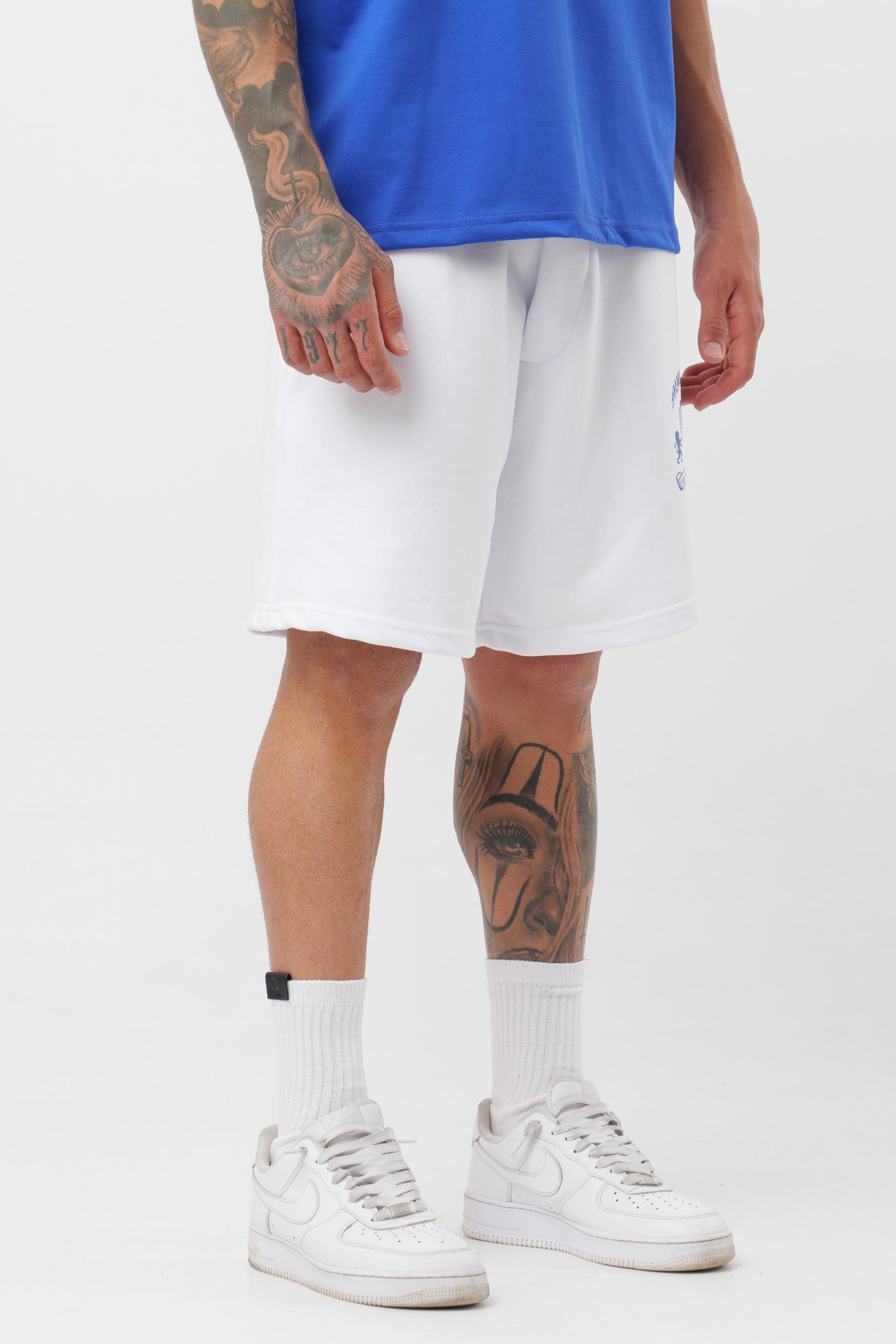 Schwarzes T-Shirt mit schwarzem Logo