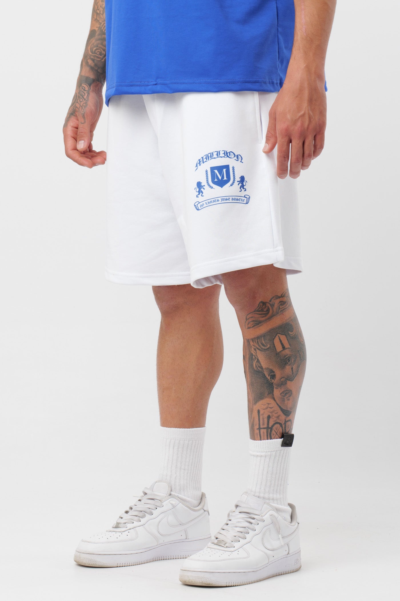 Schwarzes T-Shirt mit schwarzem Logo
