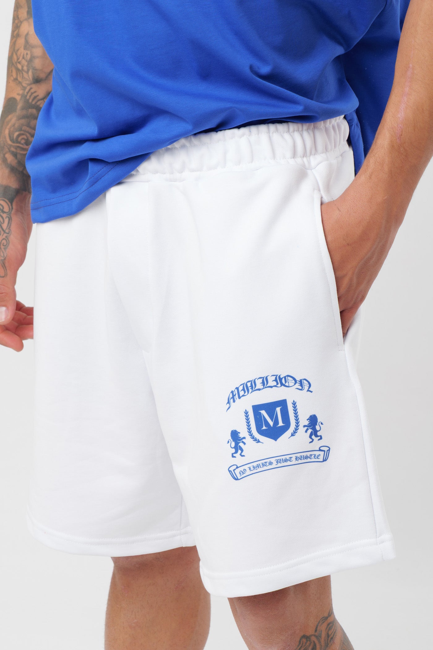 Schwarzes T-Shirt mit schwarzem Logo