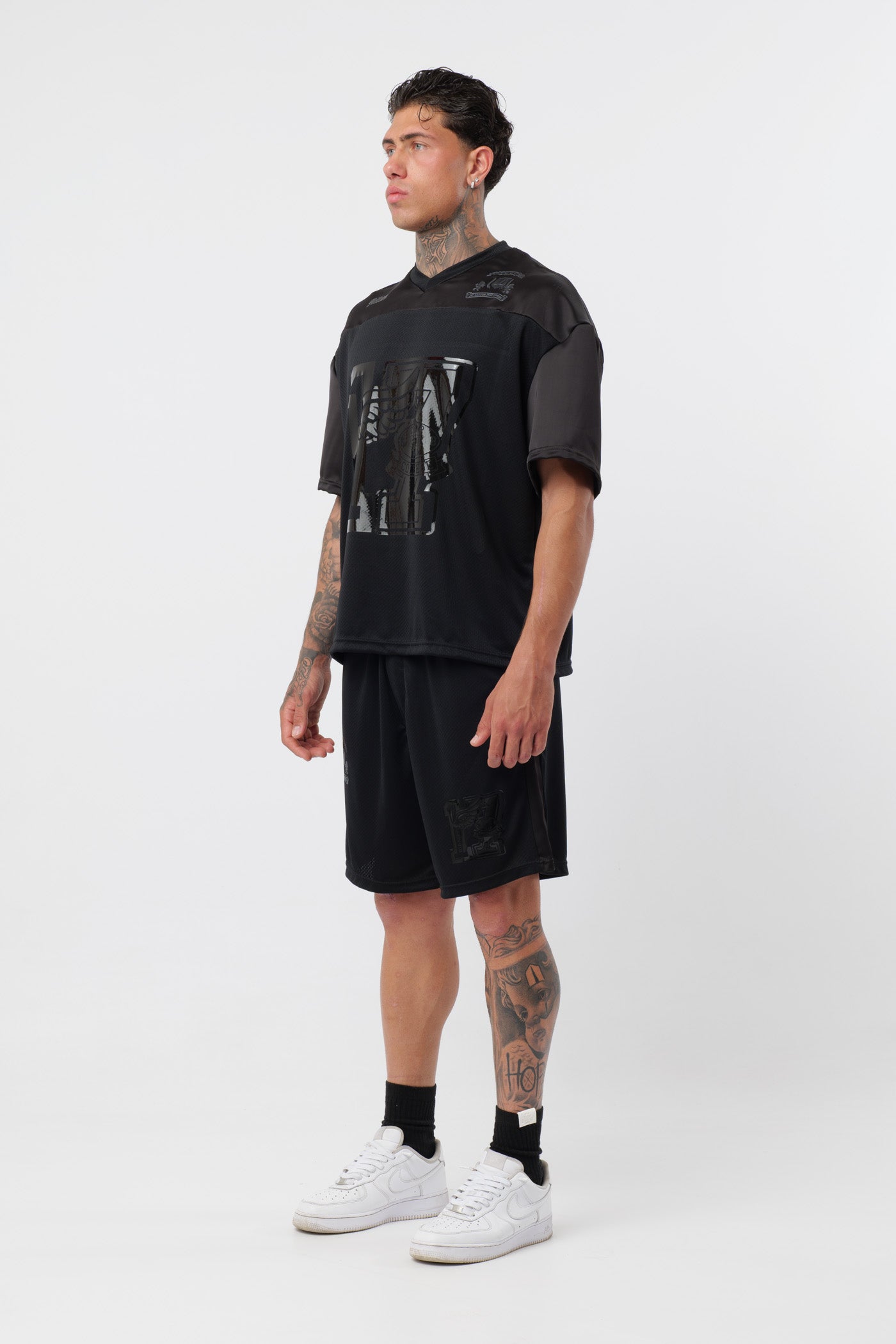 Schwarzes T-Shirt mit schwarzem Logo