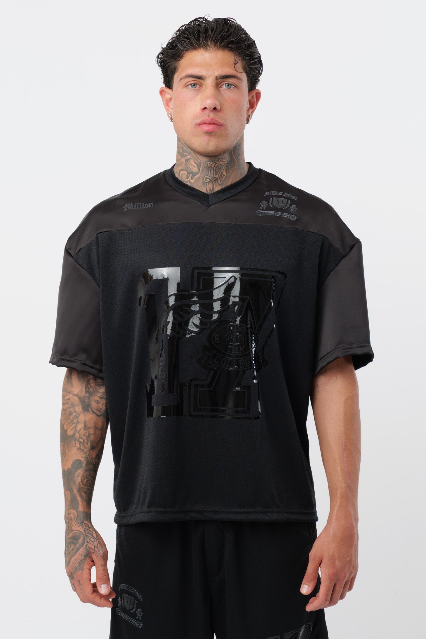 Schwarzes T-Shirt mit schwarzem Logo
