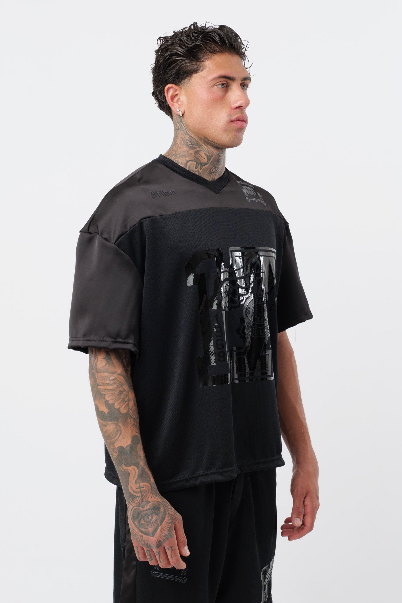 Schwarzes T-Shirt mit schwarzem Logo