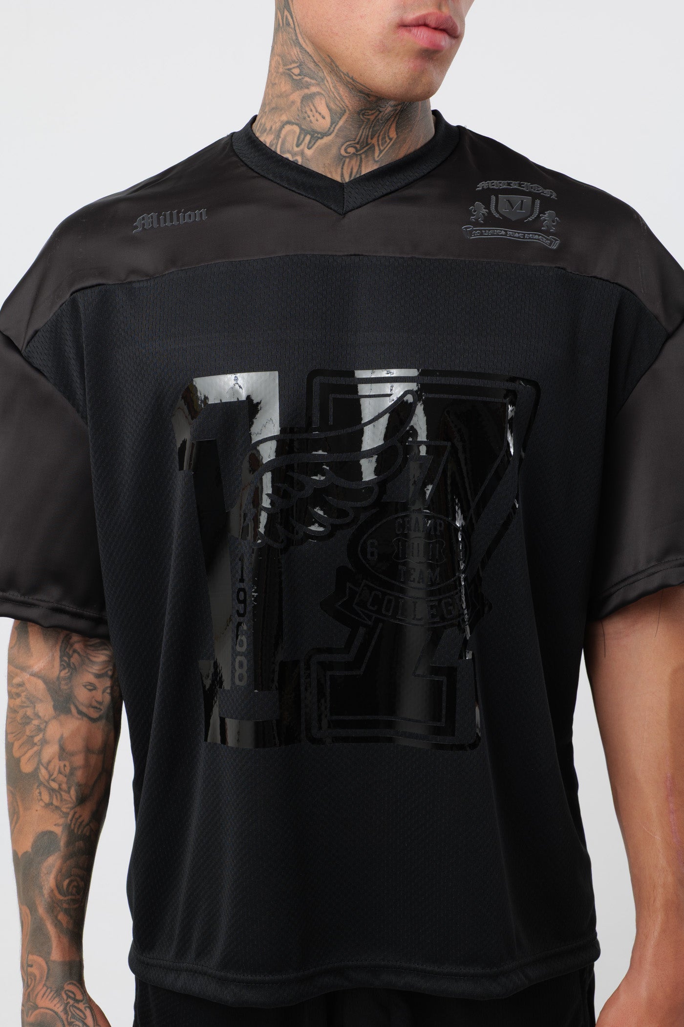 Schwarzes T-Shirt mit schwarzem Logo