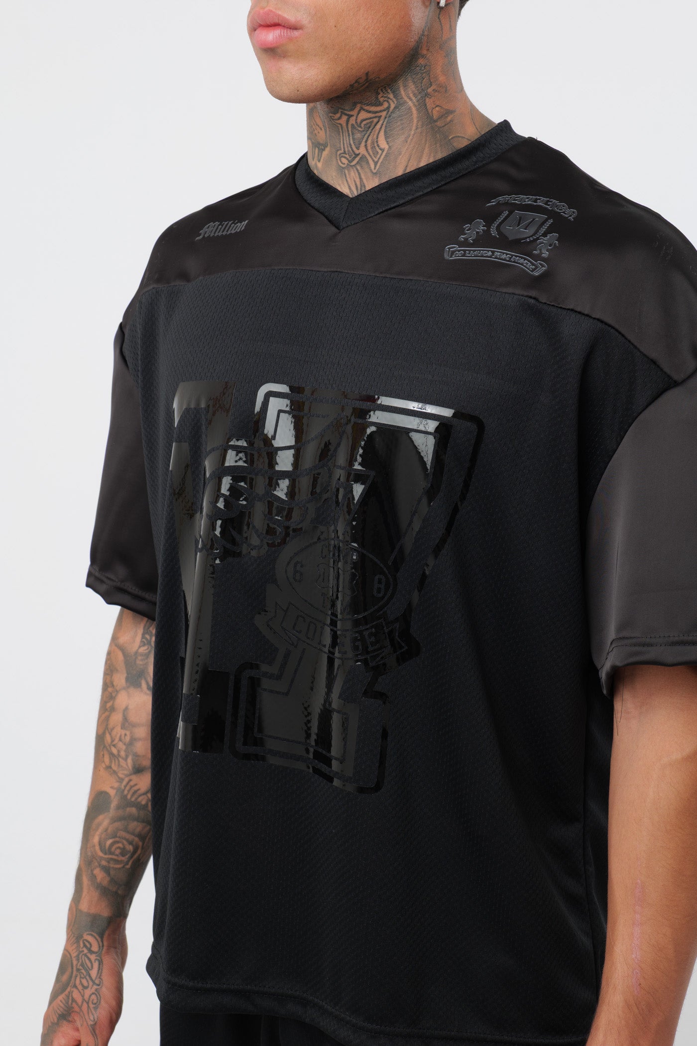 Schwarzes T-Shirt mit schwarzem Logo