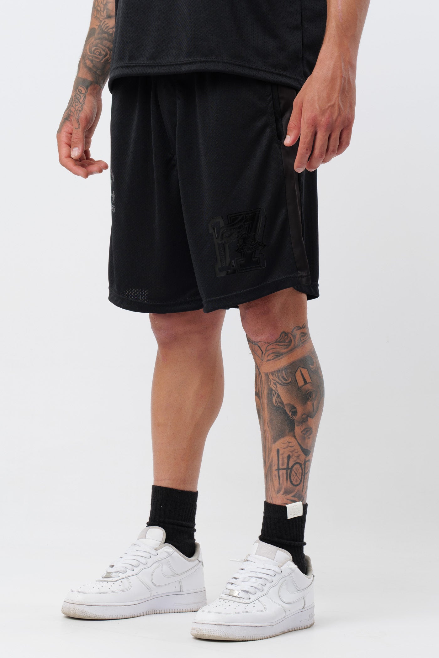 Schwarzes T-Shirt mit schwarzem Logo