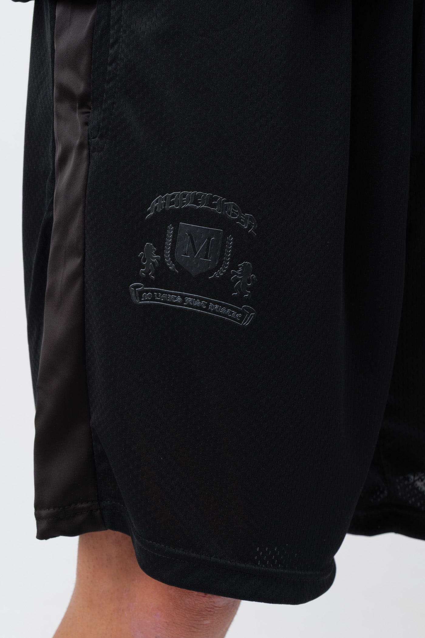 Schwarzes T-Shirt mit schwarzem Logo