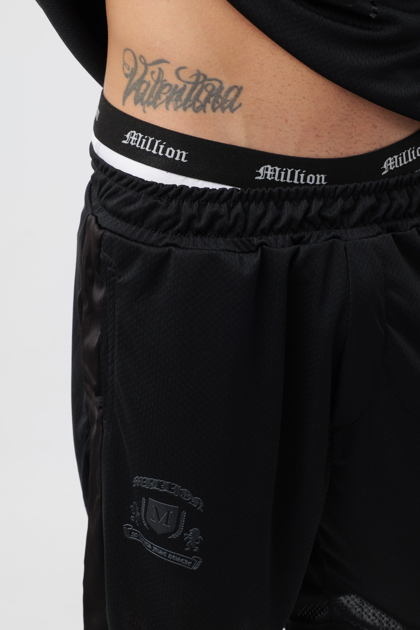 Schwarzes T-Shirt mit schwarzem Logo
