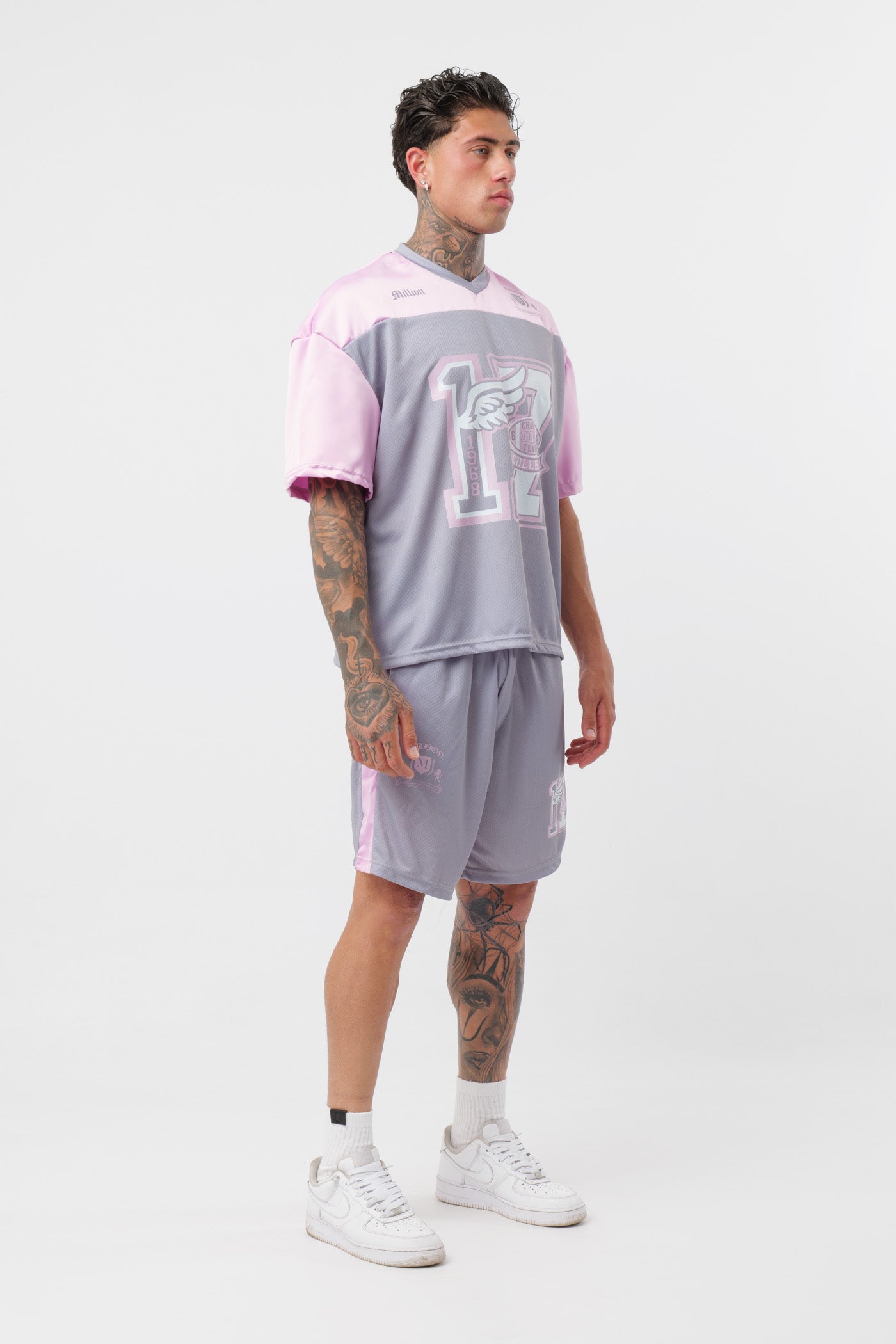 Schwarzes T-Shirt mit schwarzem Logo