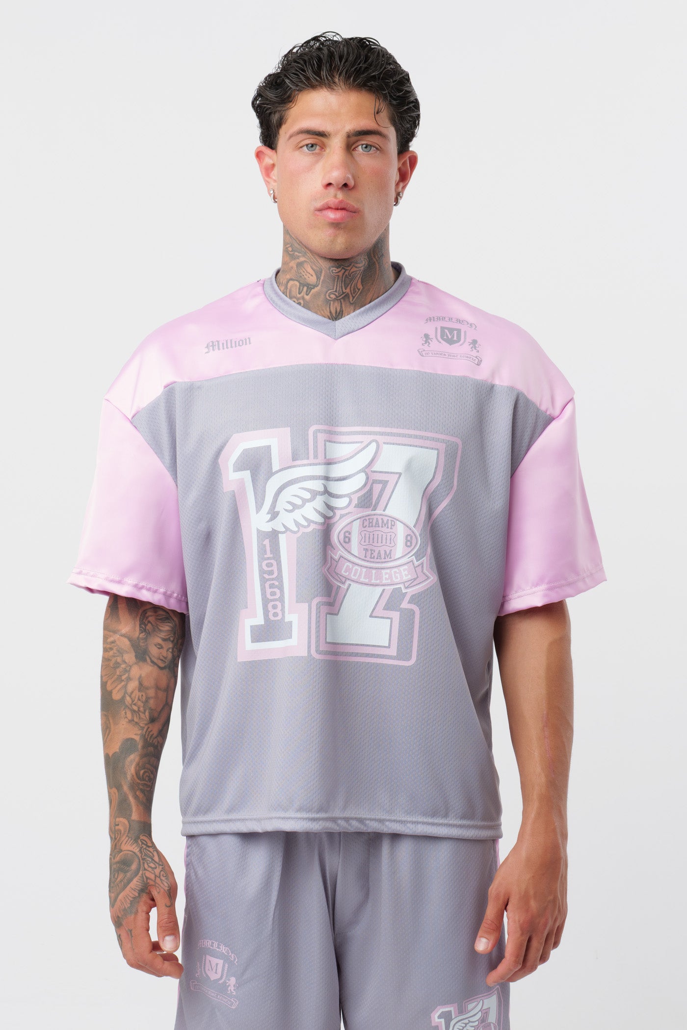 Schwarzes T-Shirt mit schwarzem Logo