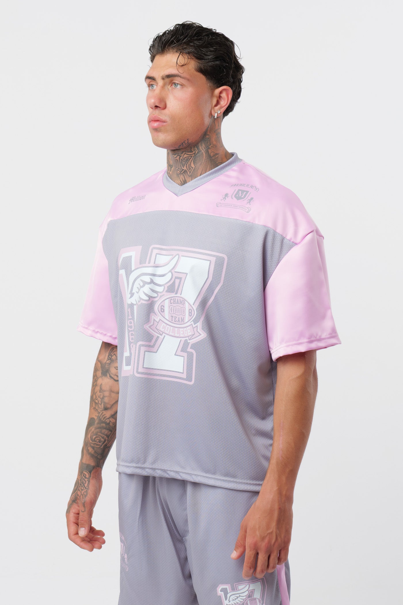 Schwarzes T-Shirt mit schwarzem Logo