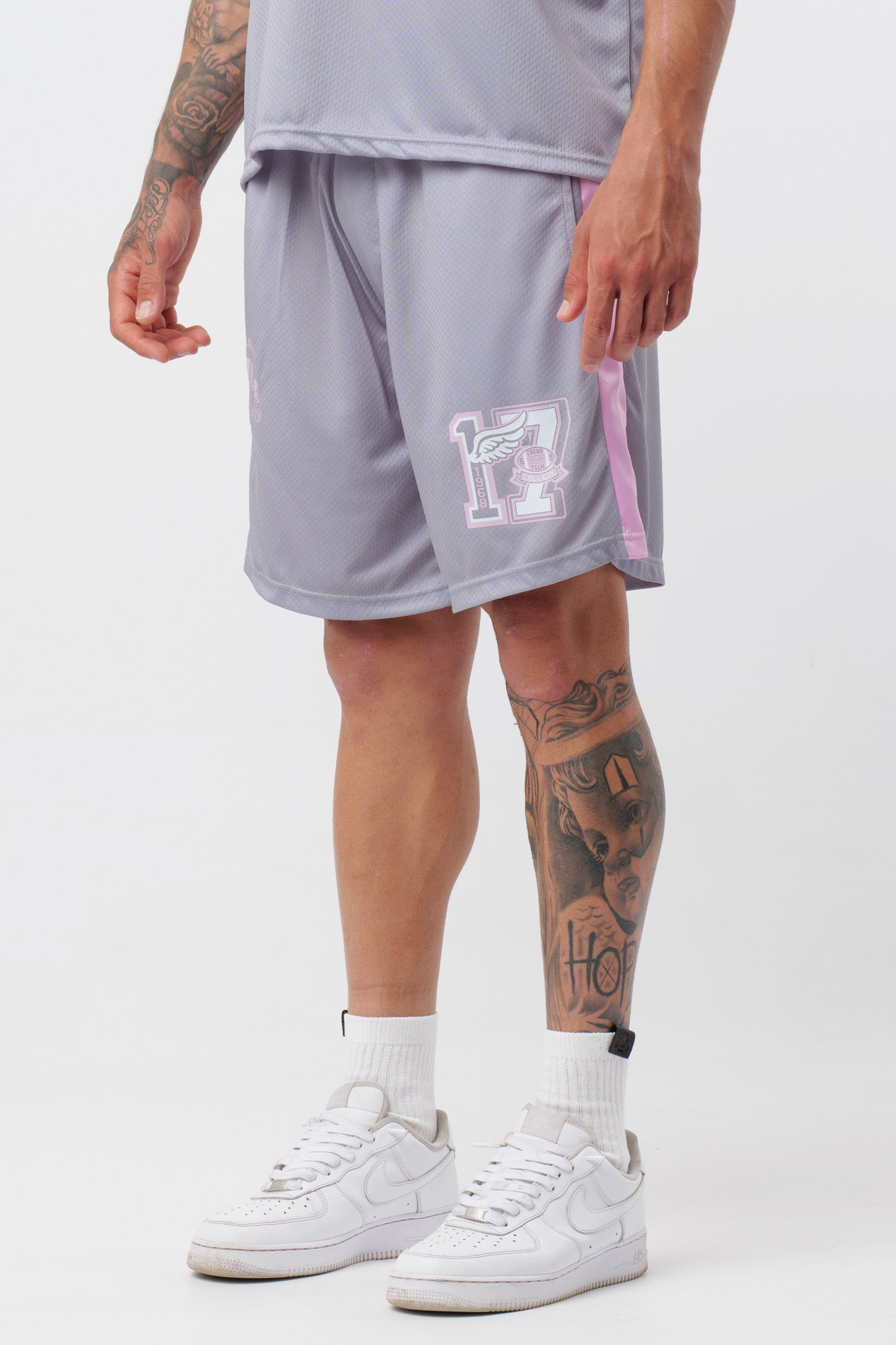 Schwarzes T-Shirt mit schwarzem Logo