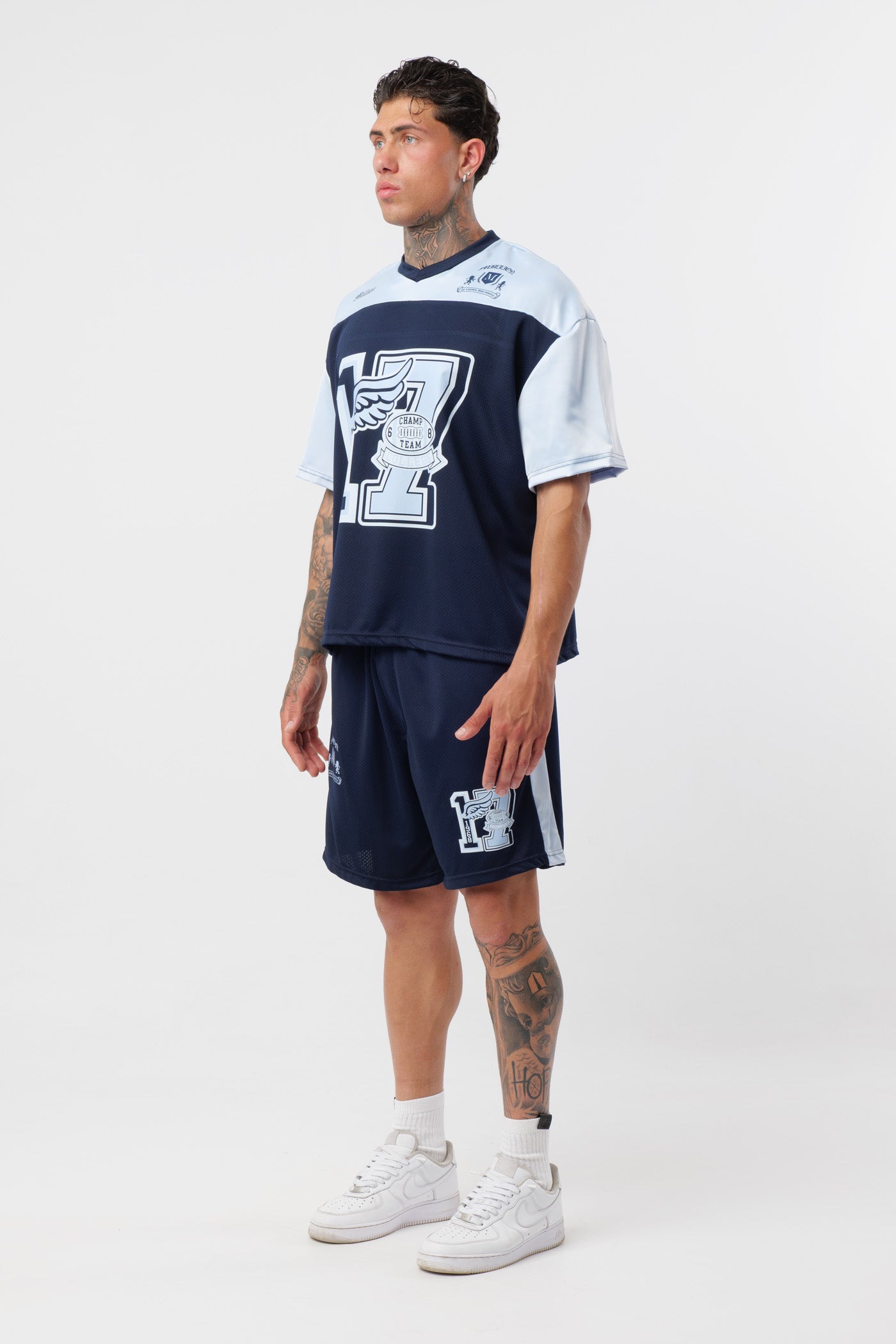 Schwarzes T-Shirt mit schwarzem Logo