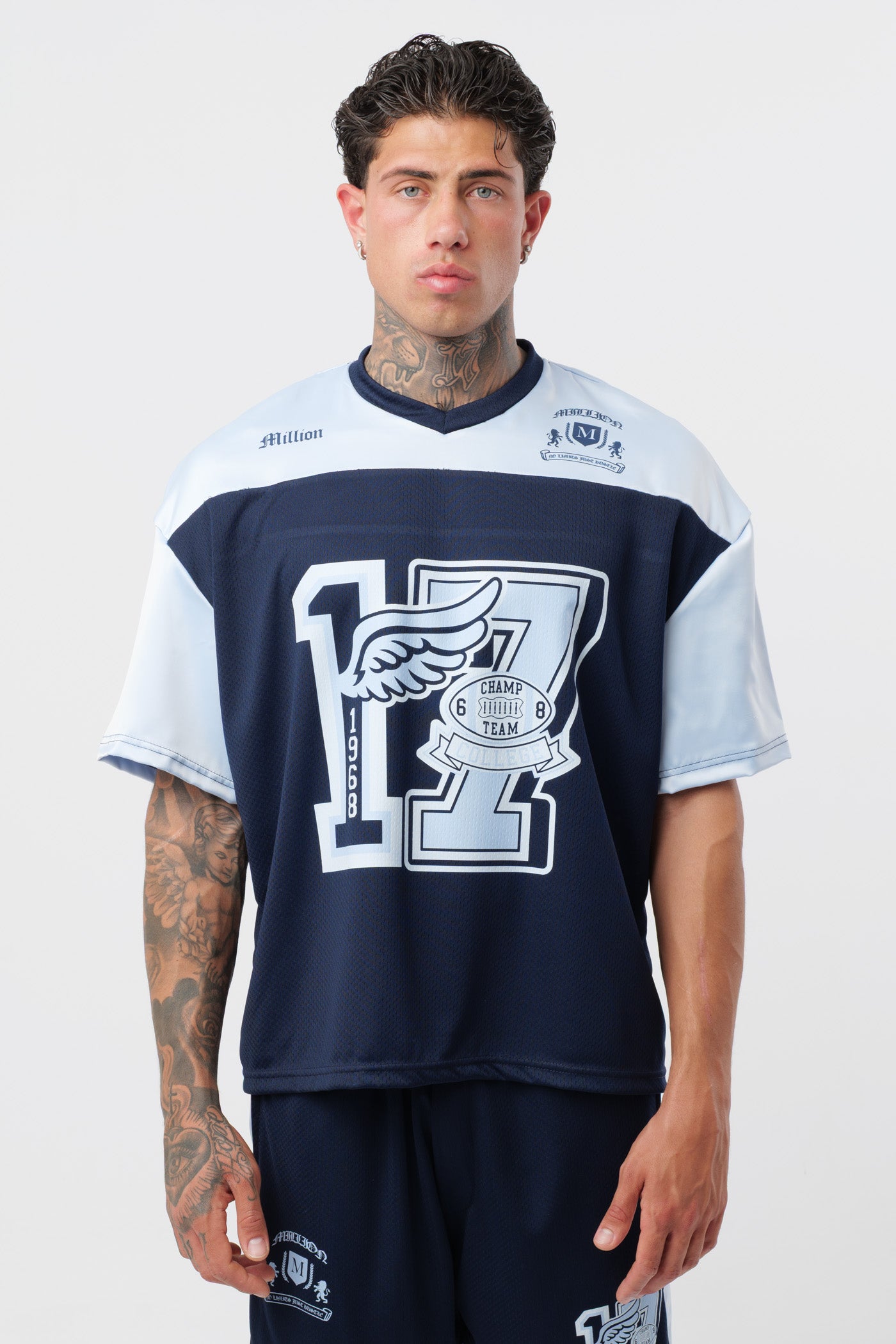 Schwarzes T-Shirt mit schwarzem Logo